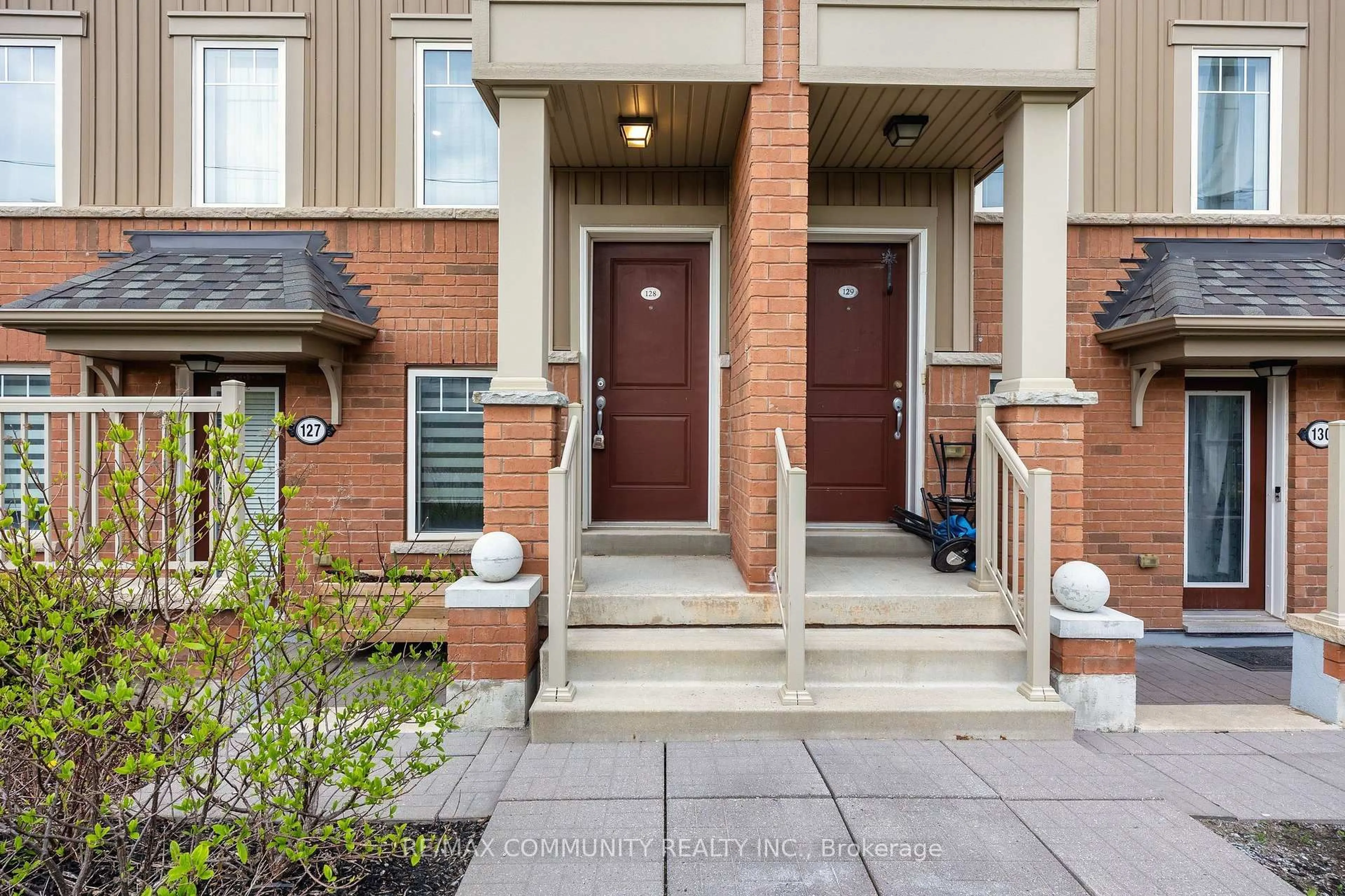 Indoor entryway for 2500 Hill Rise Crt #128, Oshawa Ontario L1L 0M6