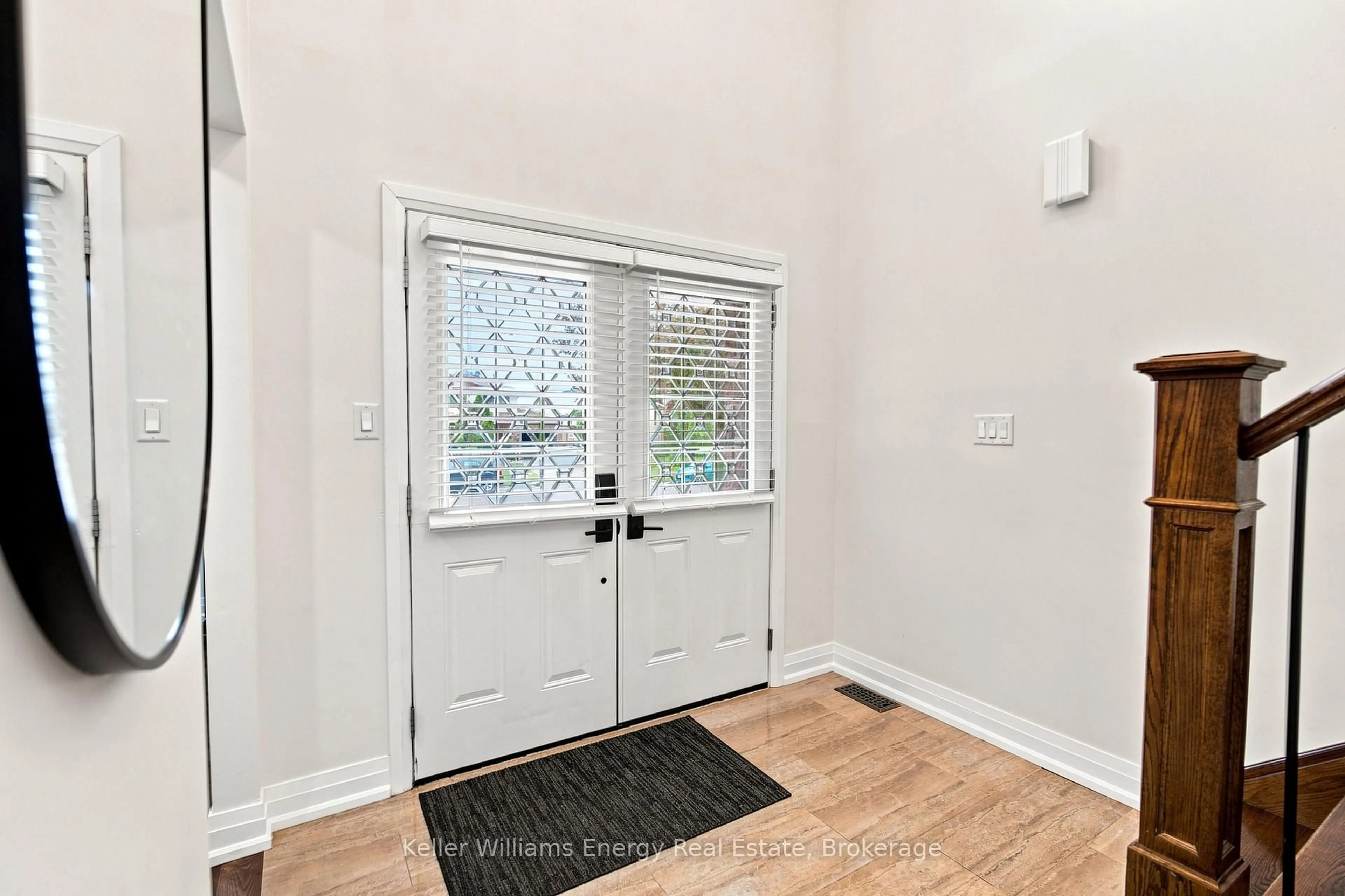 Indoor entryway for 1014 Pinetree Crt, Oshawa Ontario L1K 1P4
