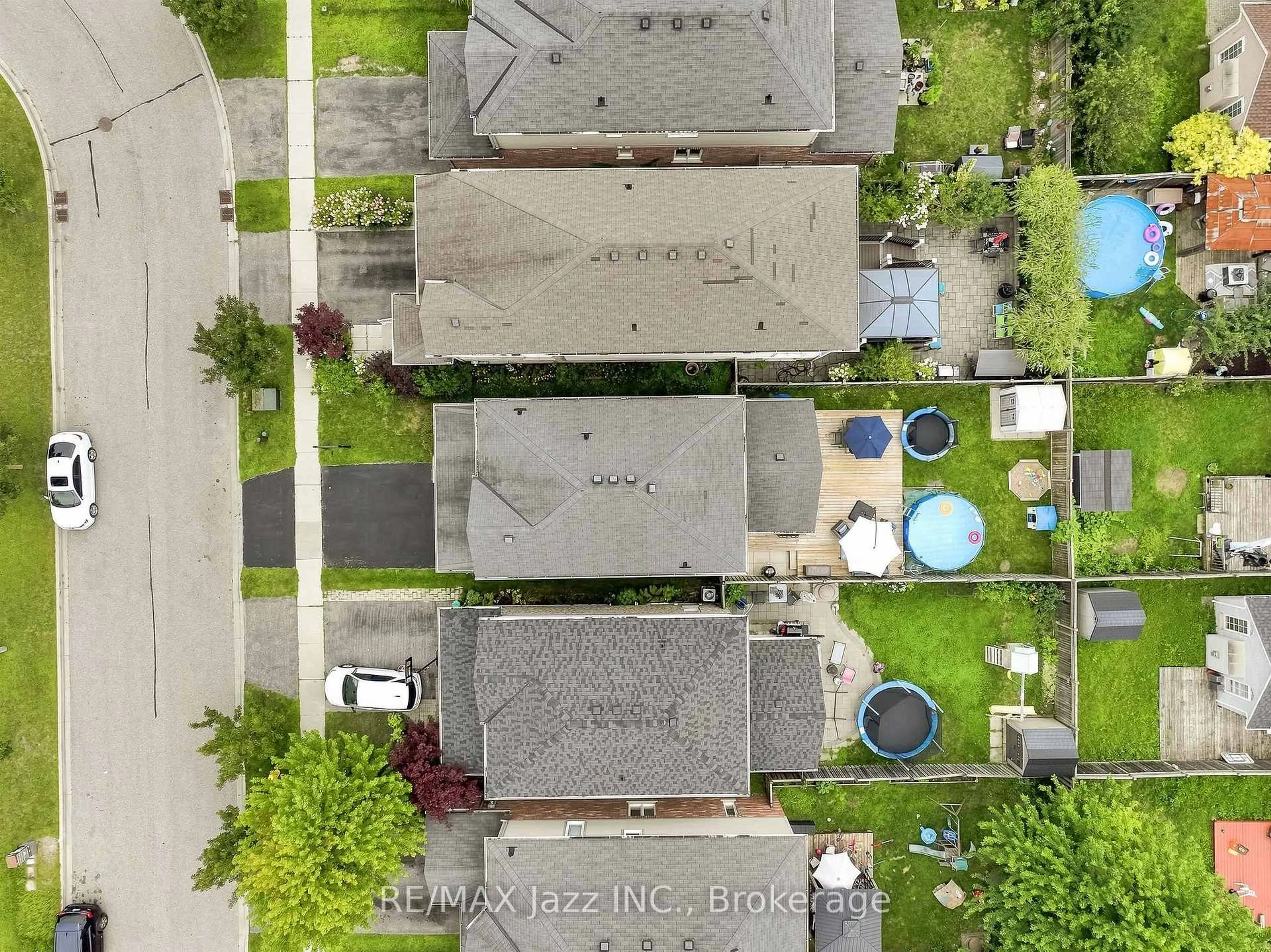 A pic from outside/outdoor area/front of a property/back of a property/a pic from drone, street for 1333 Wadebridge Cres, Oshawa Ontario L1K 3B2