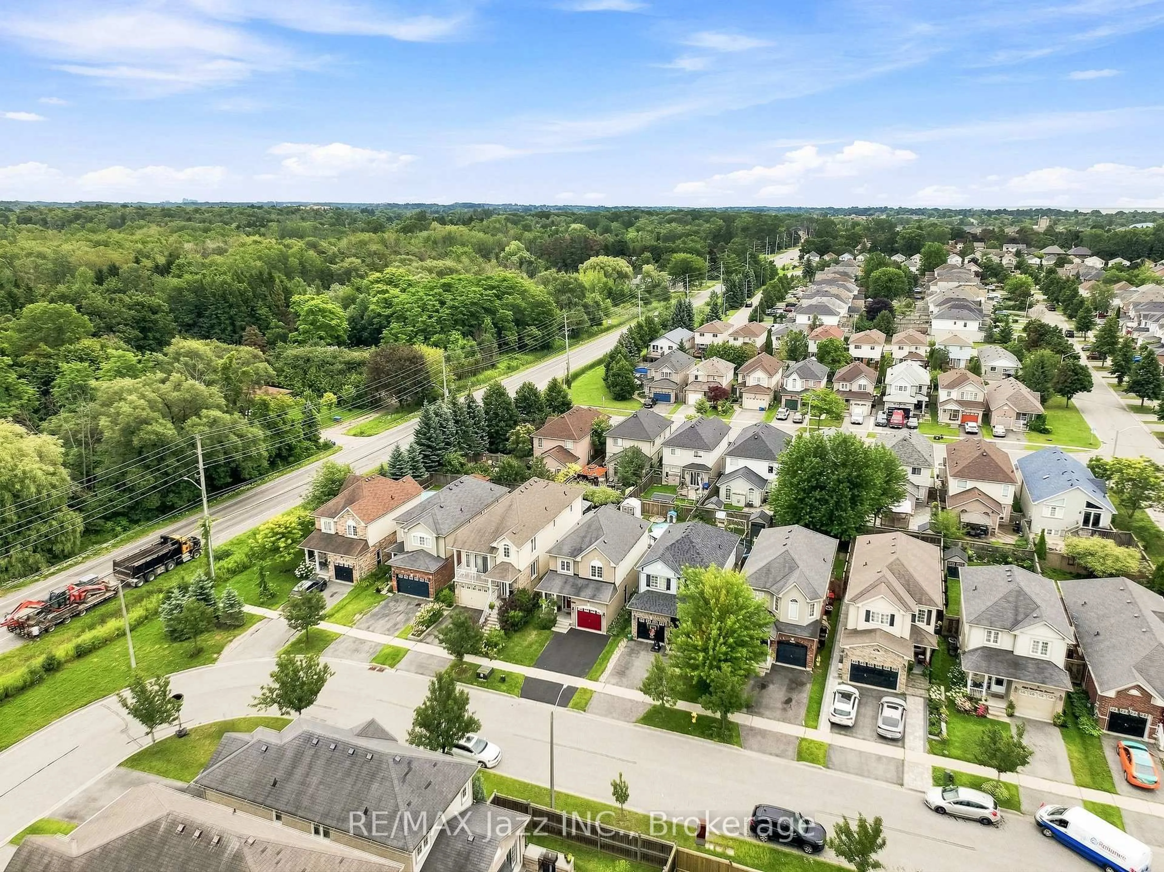 A pic from outside/outdoor area/front of a property/back of a property/a pic from drone, street for 1333 Wadebridge Cres, Oshawa Ontario L1K 3B2