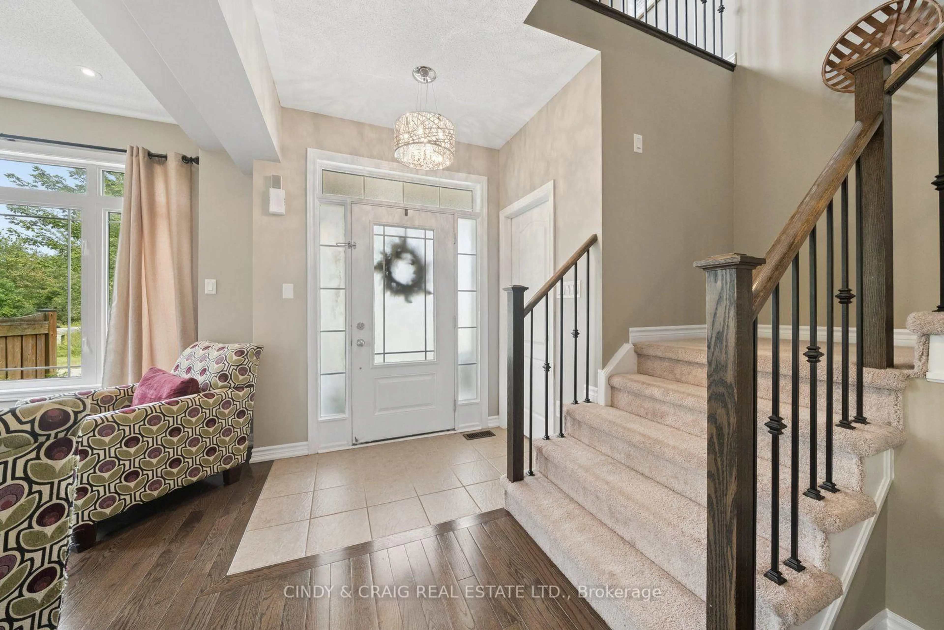 Indoor entryway for 60 Vivian Dr, Clarington Ontario L1E 0C3