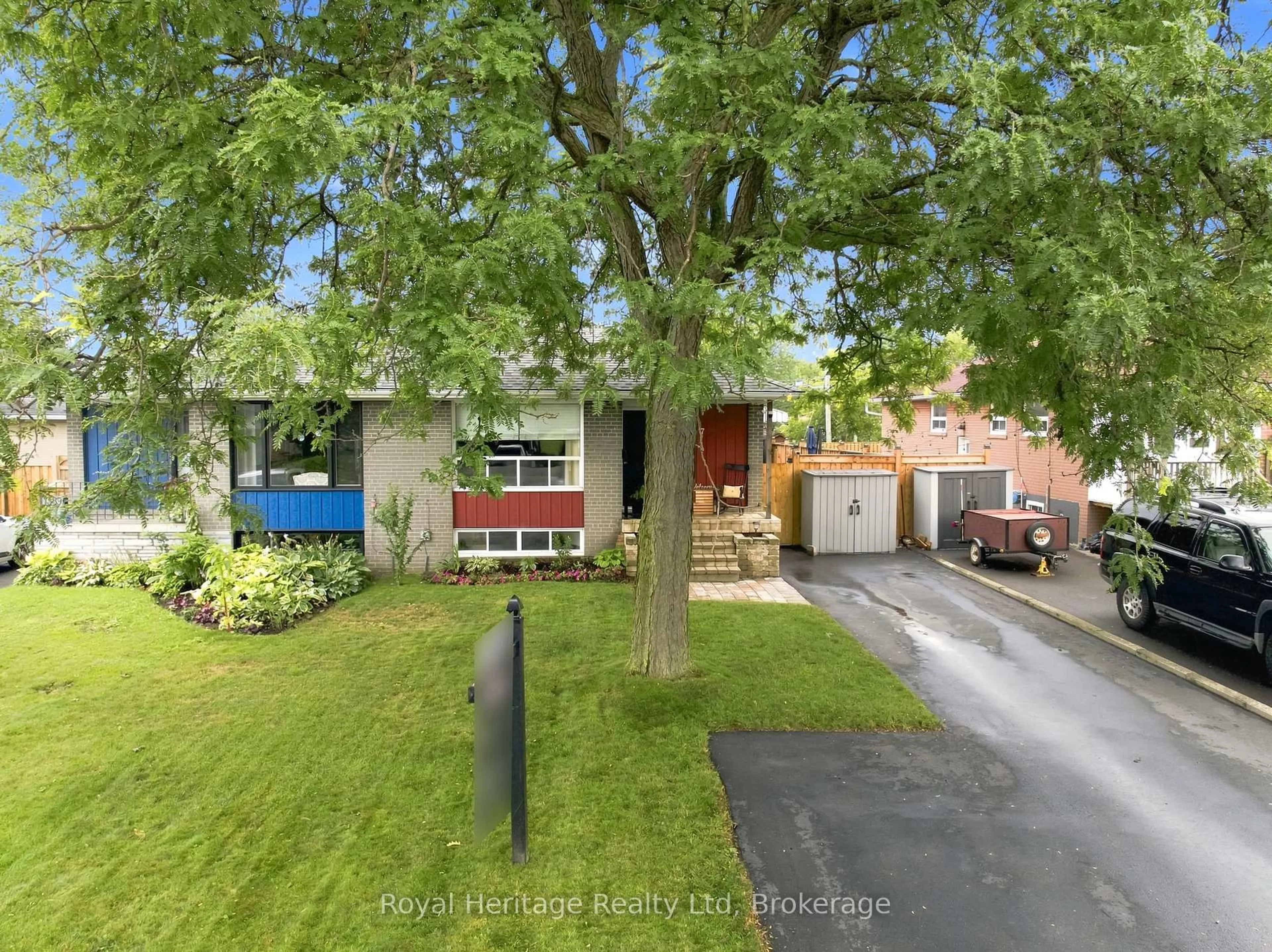 A pic from outside/outdoor area/front of a property/back of a property/a pic from drone, street for 1387 Garvolin Ave, Pickering Ontario L1W 1J7