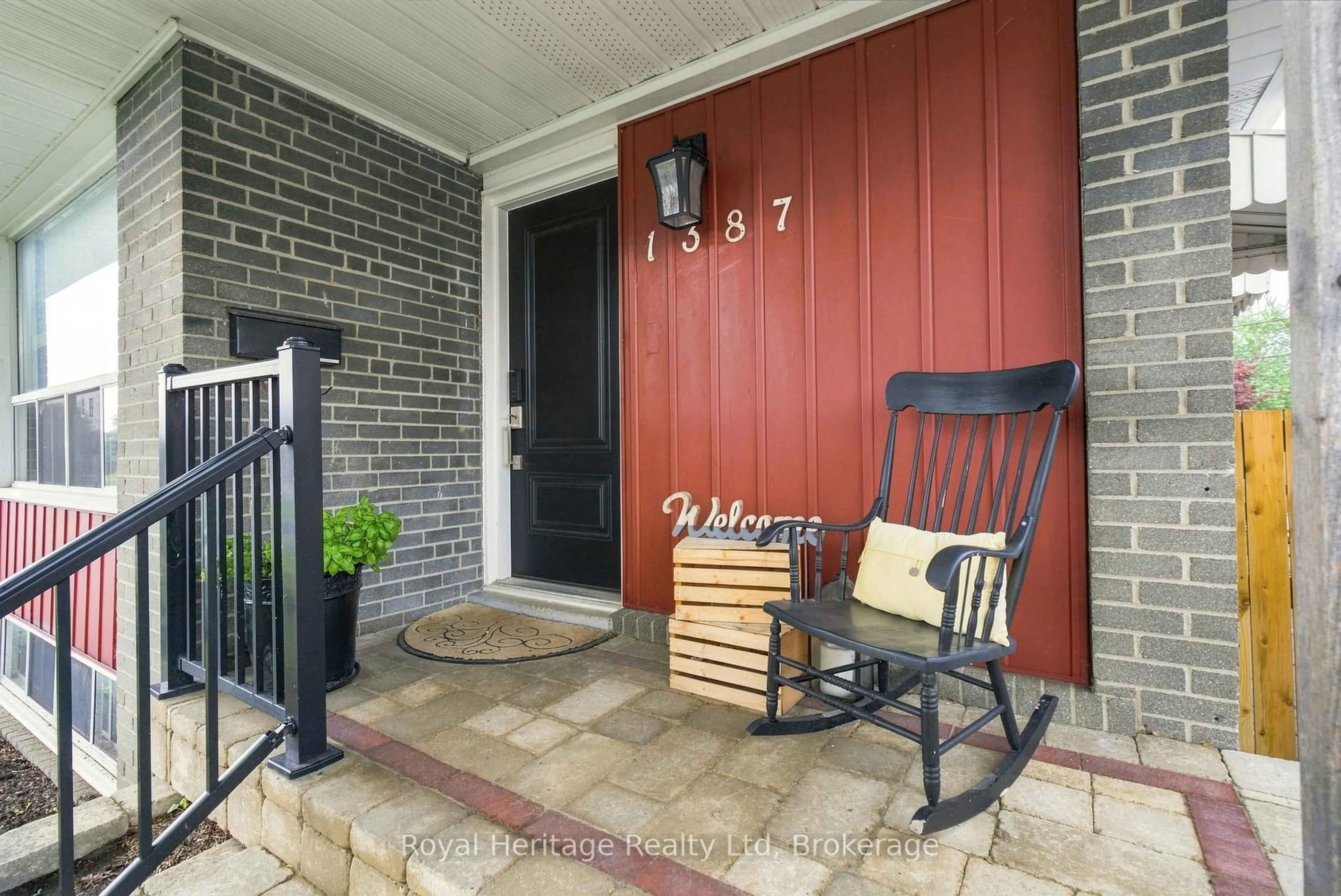 Indoor entryway for 1387 Garvolin Ave, Pickering Ontario L1W 1J7