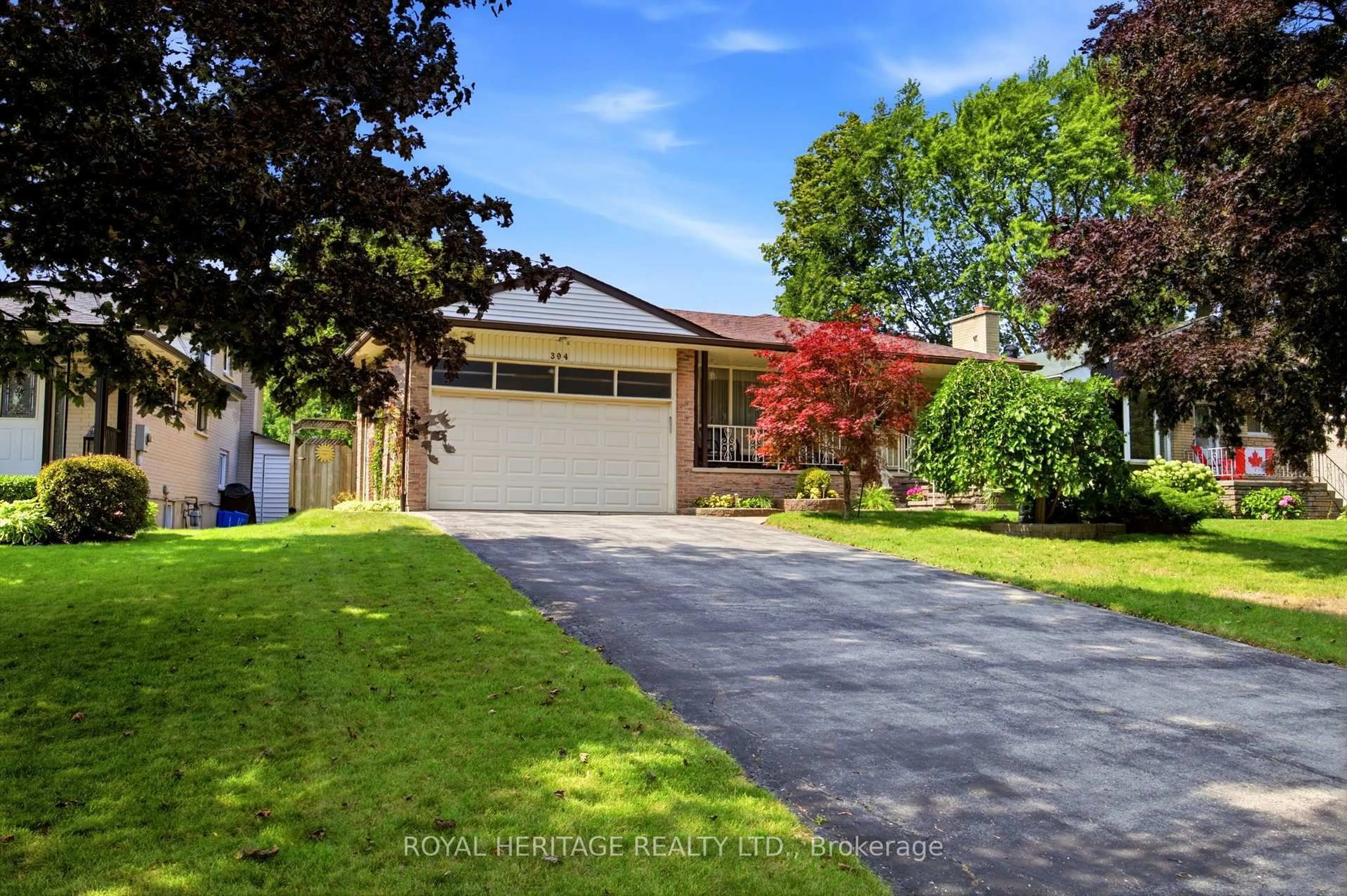A pic from outside/outdoor area/front of a property/back of a property/a pic from drone, street for 394 Amstel Crt, Oshawa Ontario L1G 2J8