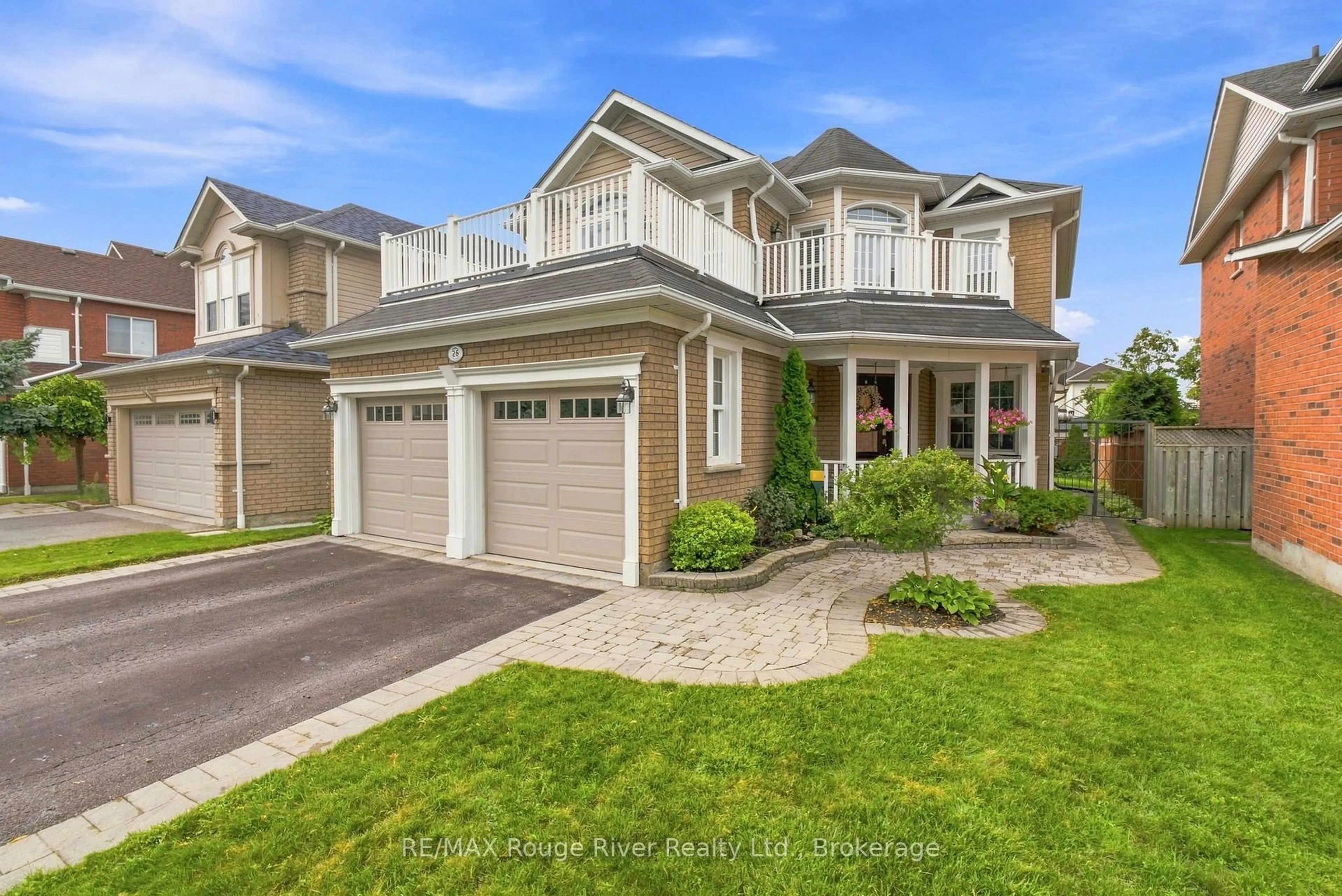 Home with vinyl exterior material, street for 26 Woodlands Ave, Whitby Ontario L1R 2S9