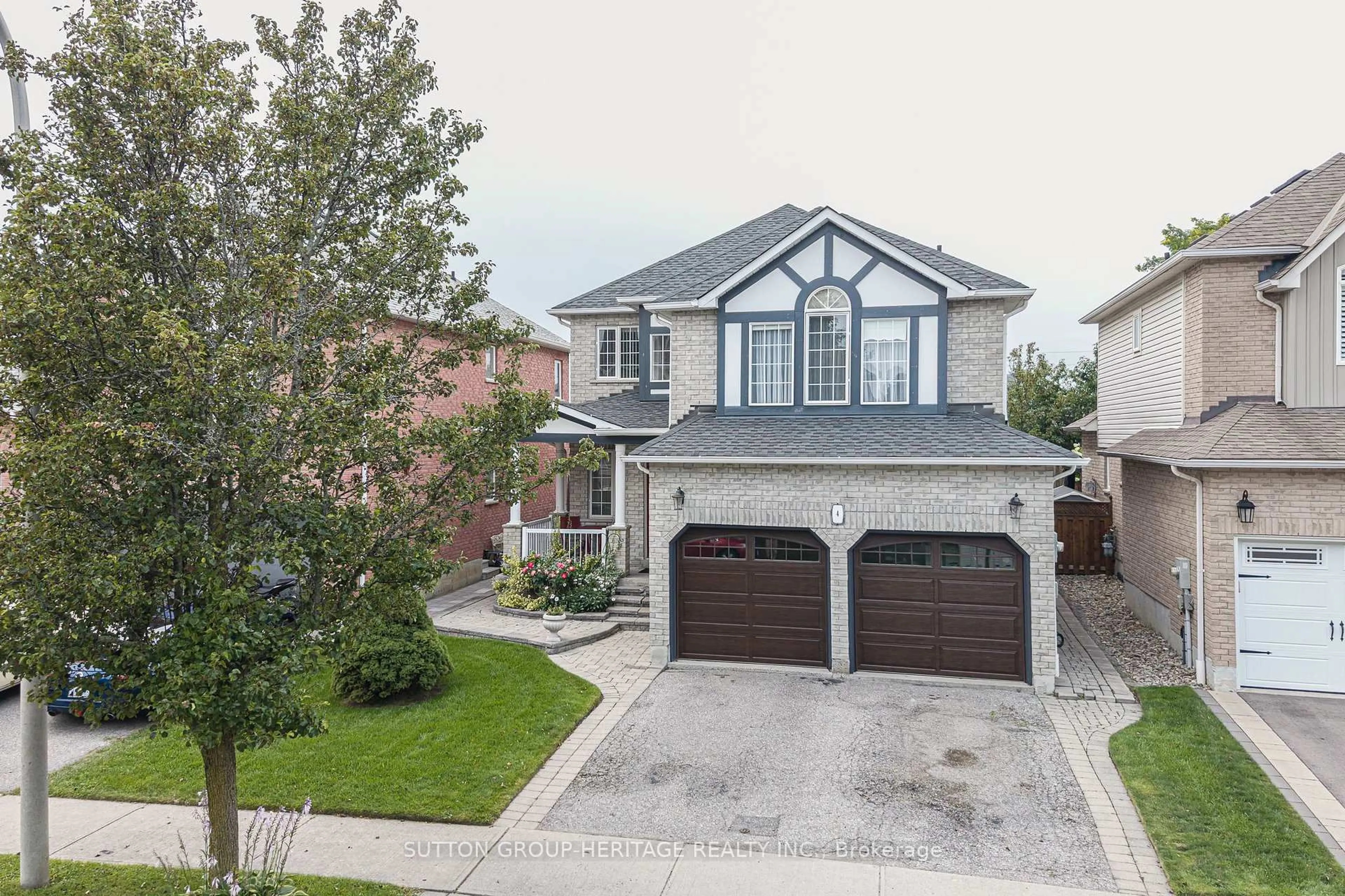 A pic from outside/outdoor area/front of a property/back of a property/a pic from drone, street for 4 Divine Dr, Whitby Ontario L1R 2T4