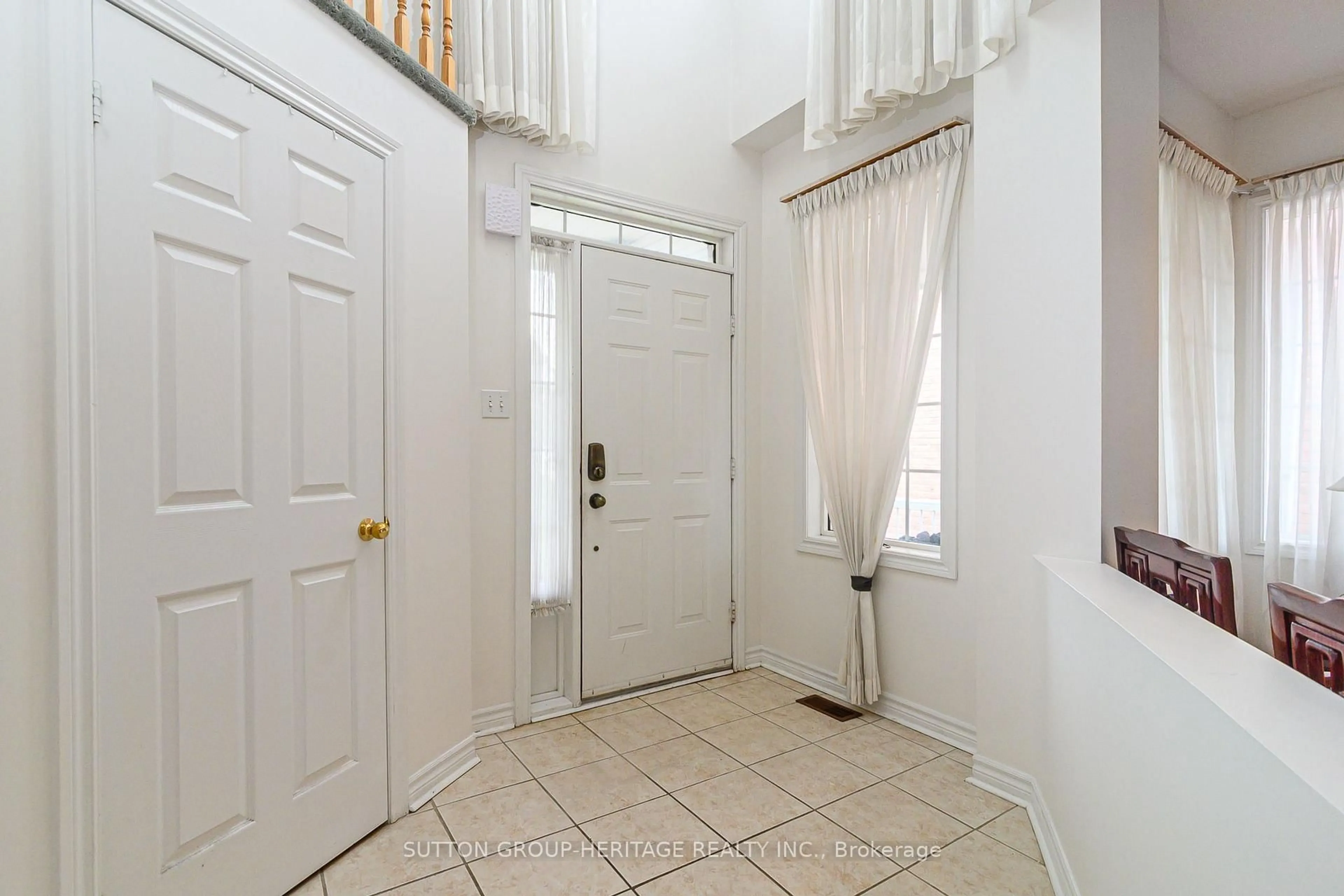 Indoor entryway for 4 Divine Dr, Whitby Ontario L1R 2T4