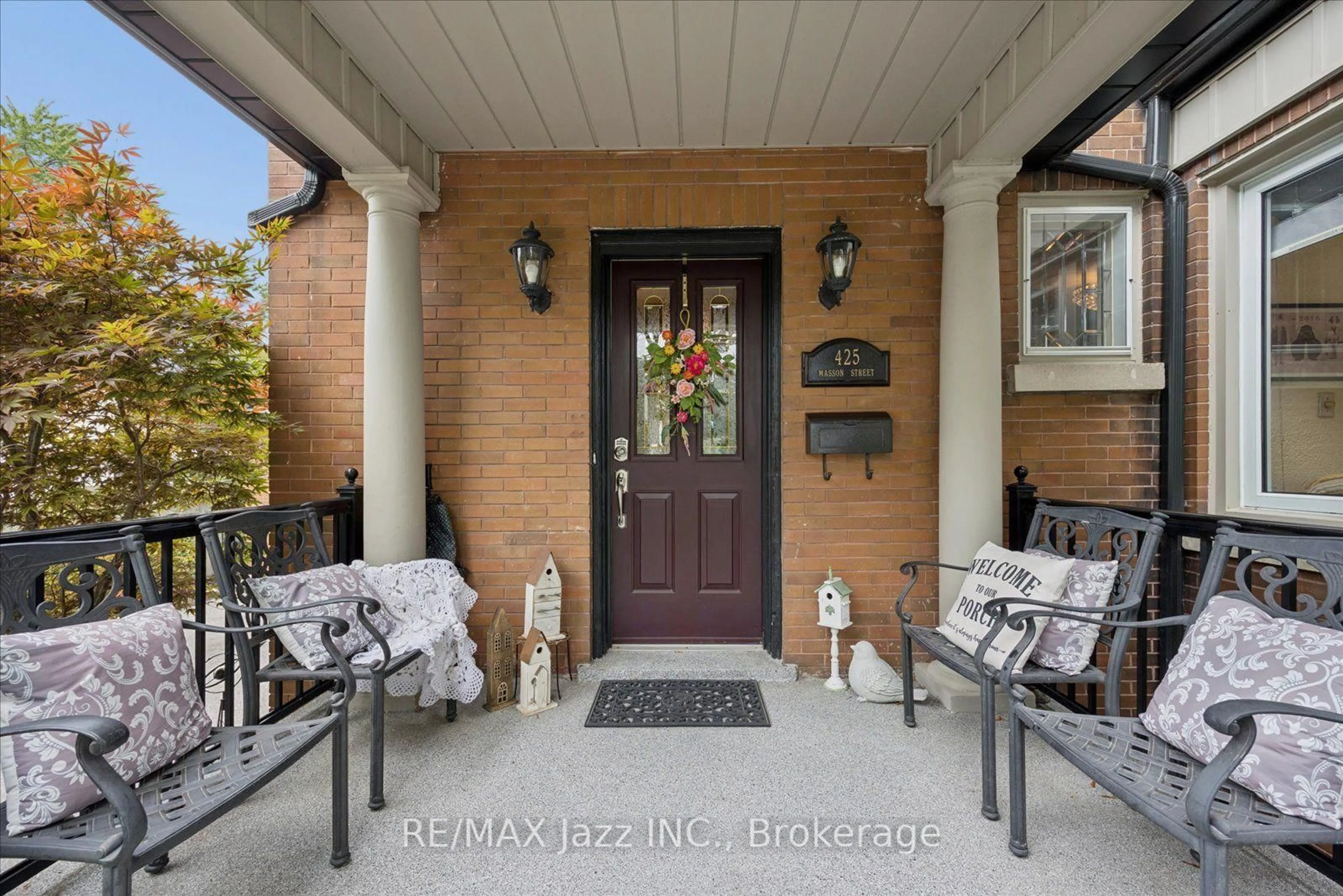 Indoor entryway for 425 Masson St, Oshawa Ontario L1G 4Z7