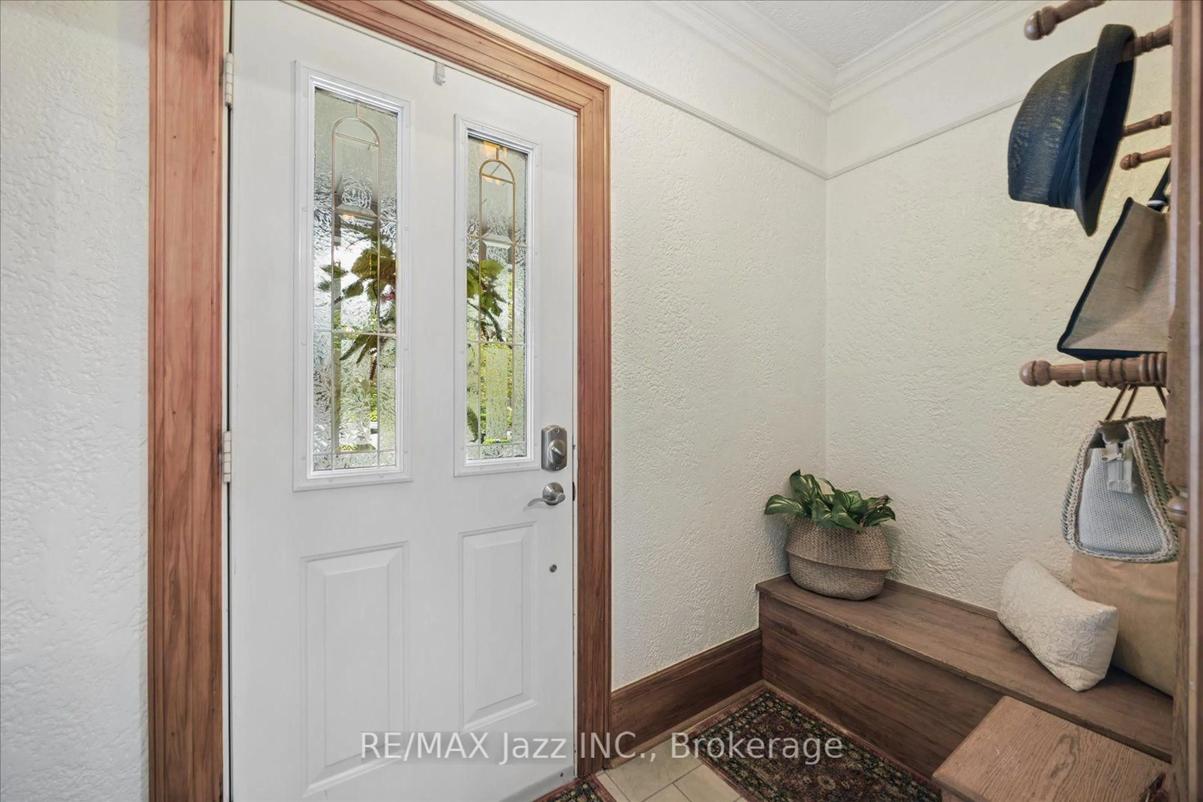 Indoor entryway for 425 Masson St, Oshawa Ontario L1G 4Z7
