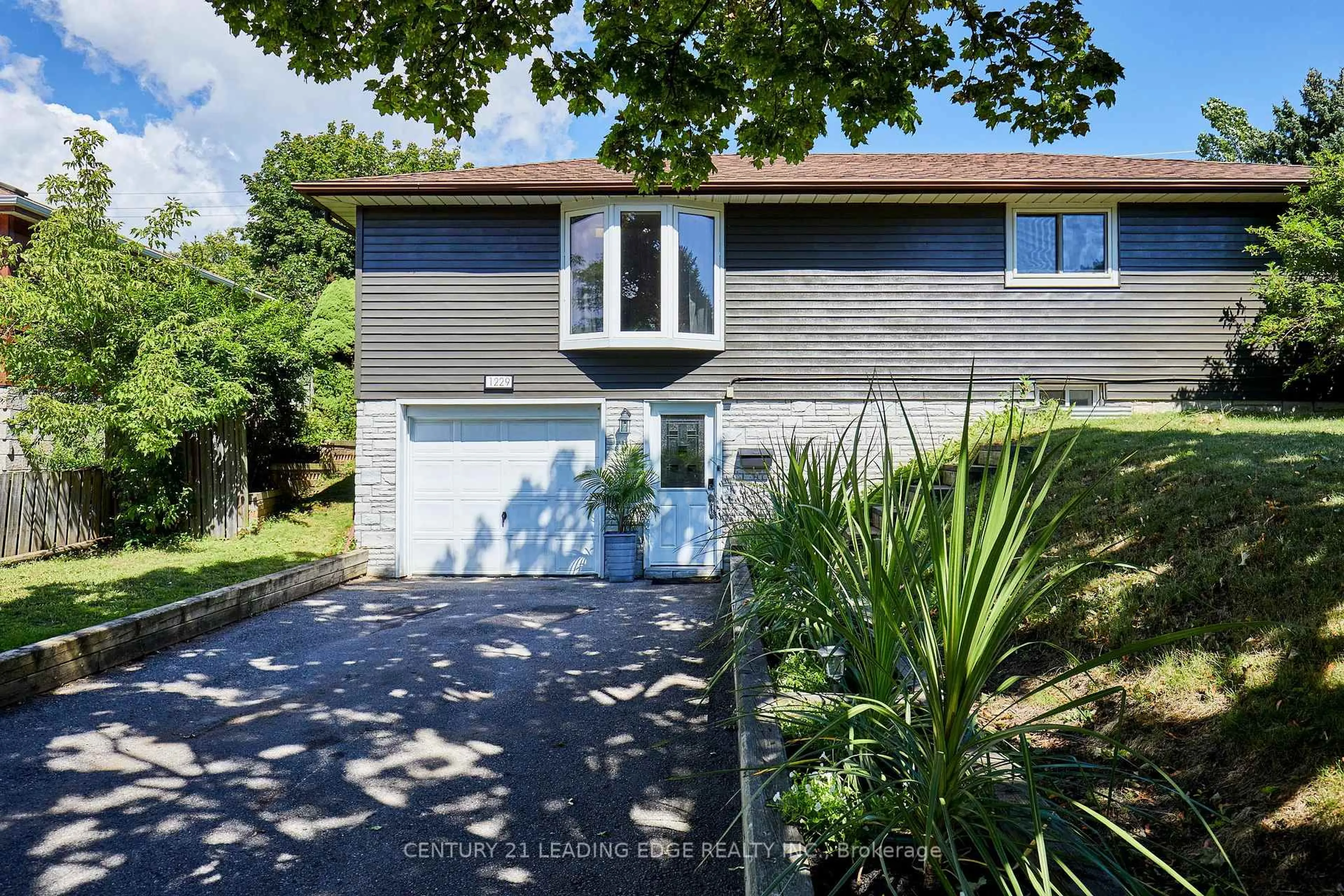 Unknown for 1229 Norman Crt, Oshawa Ontario L1H 7X2