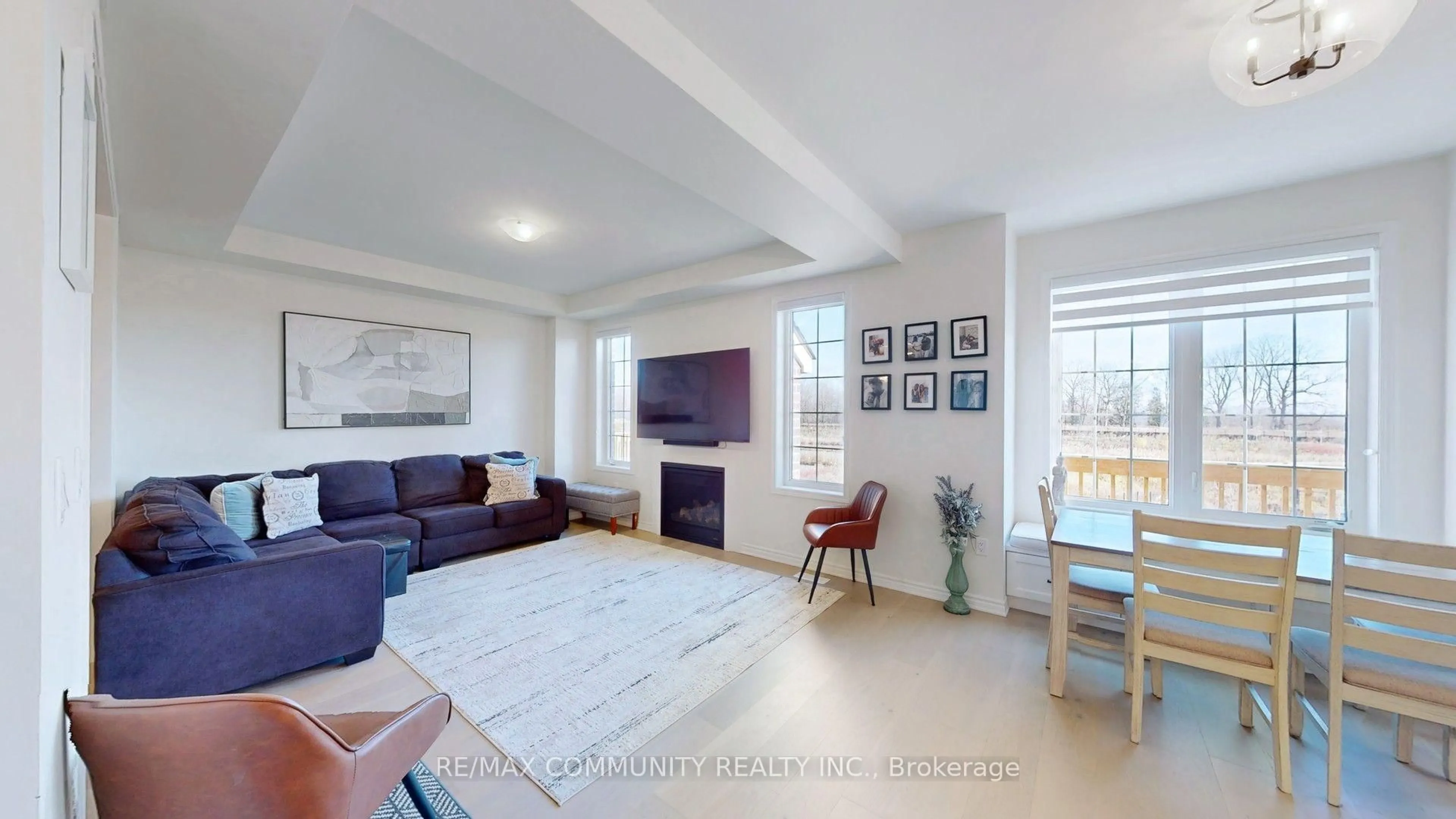 Living room with furniture, unknown for 3279 Turnstone Blvd, Pickering Ontario L1X 0M9
