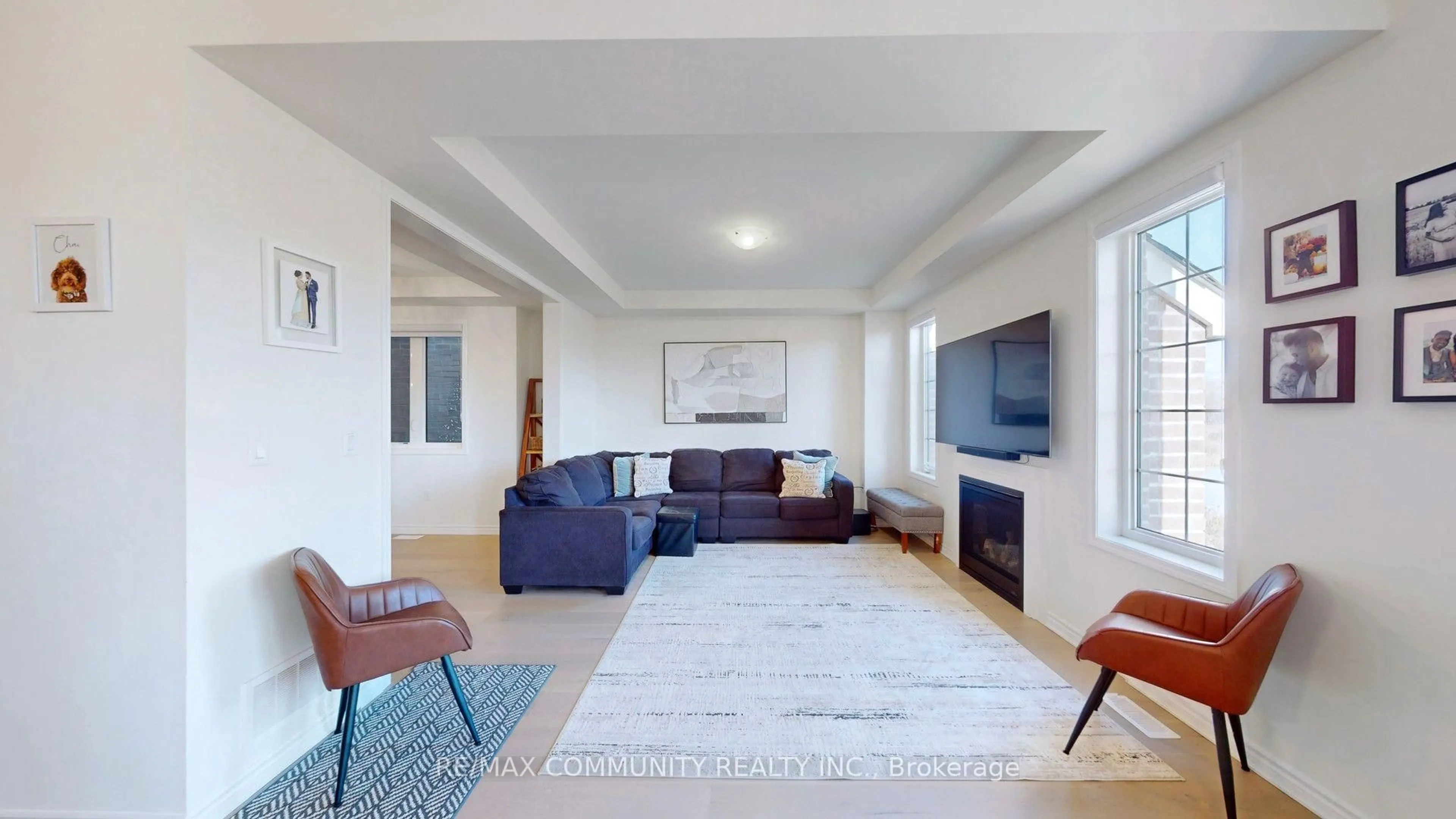 Living room with furniture, unknown for 3279 Turnstone Blvd, Pickering Ontario L1X 0M9