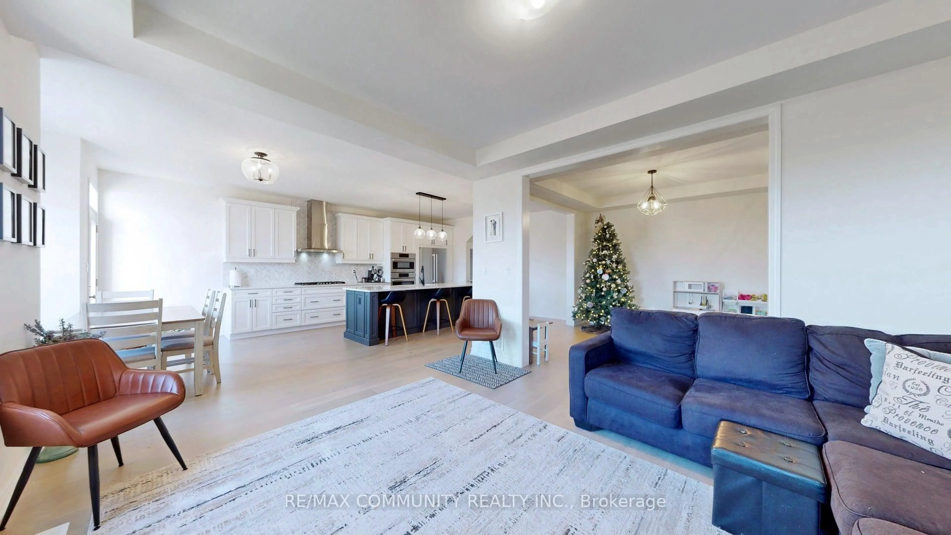 Living room with furniture, unknown for 3279 Turnstone Blvd, Pickering Ontario L1X 0M9