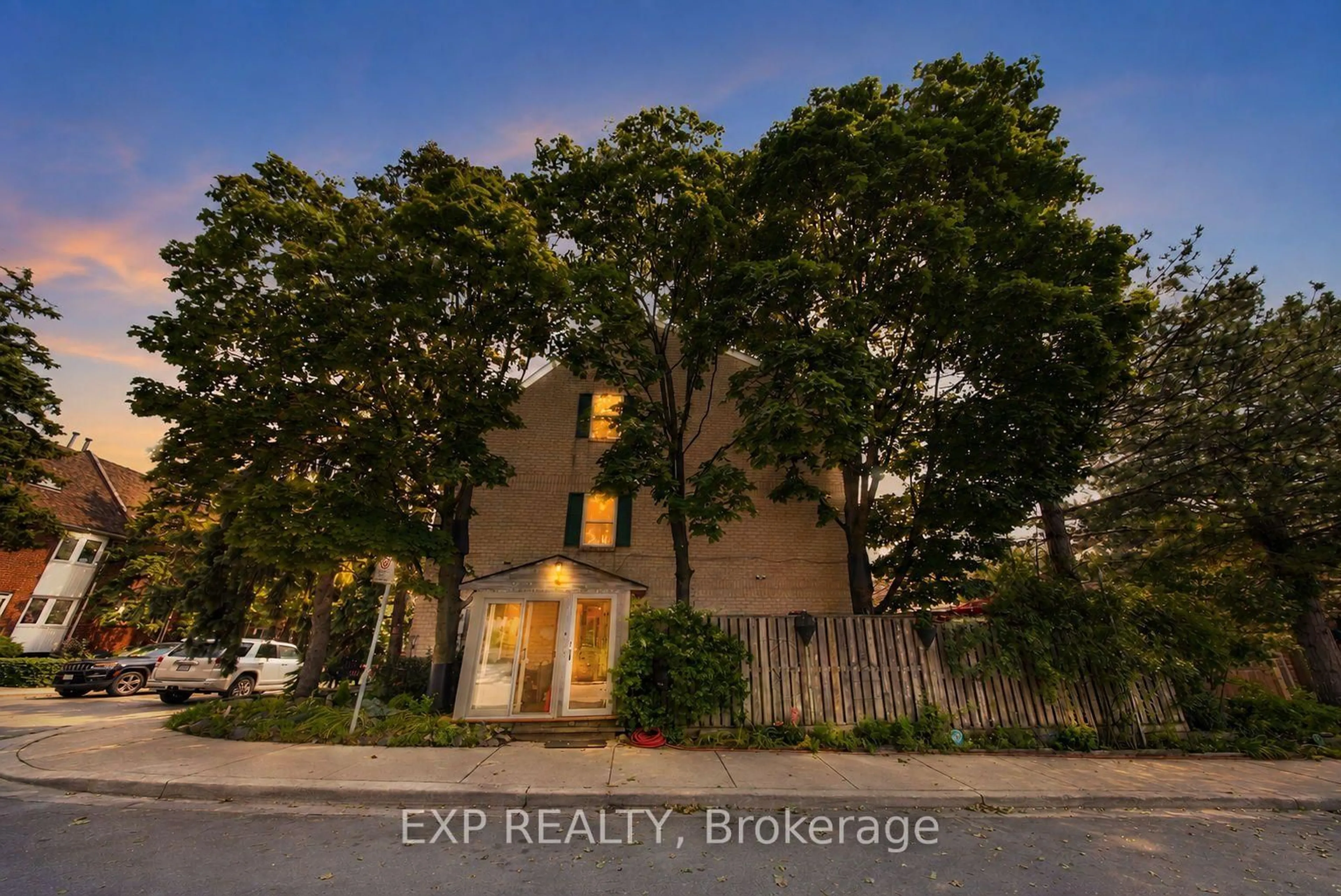 A pic from outside/outdoor area/front of a property/back of a property/a pic from drone, street for 1 Quarry Crt, Toronto Ontario M4J 5A6