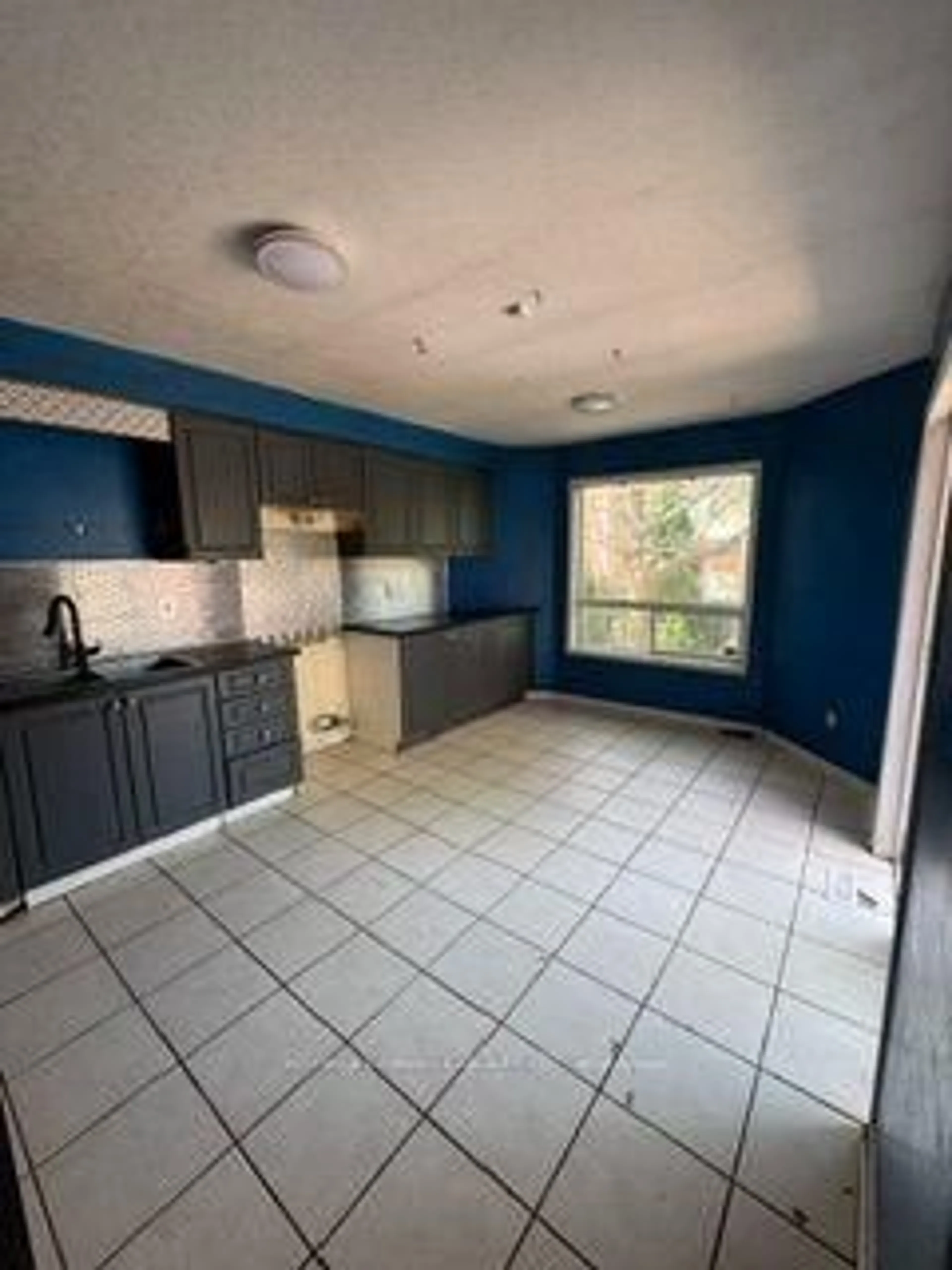 A pic of a room for 4 Iberville Rd, Whitby Ontario L1M 1H5