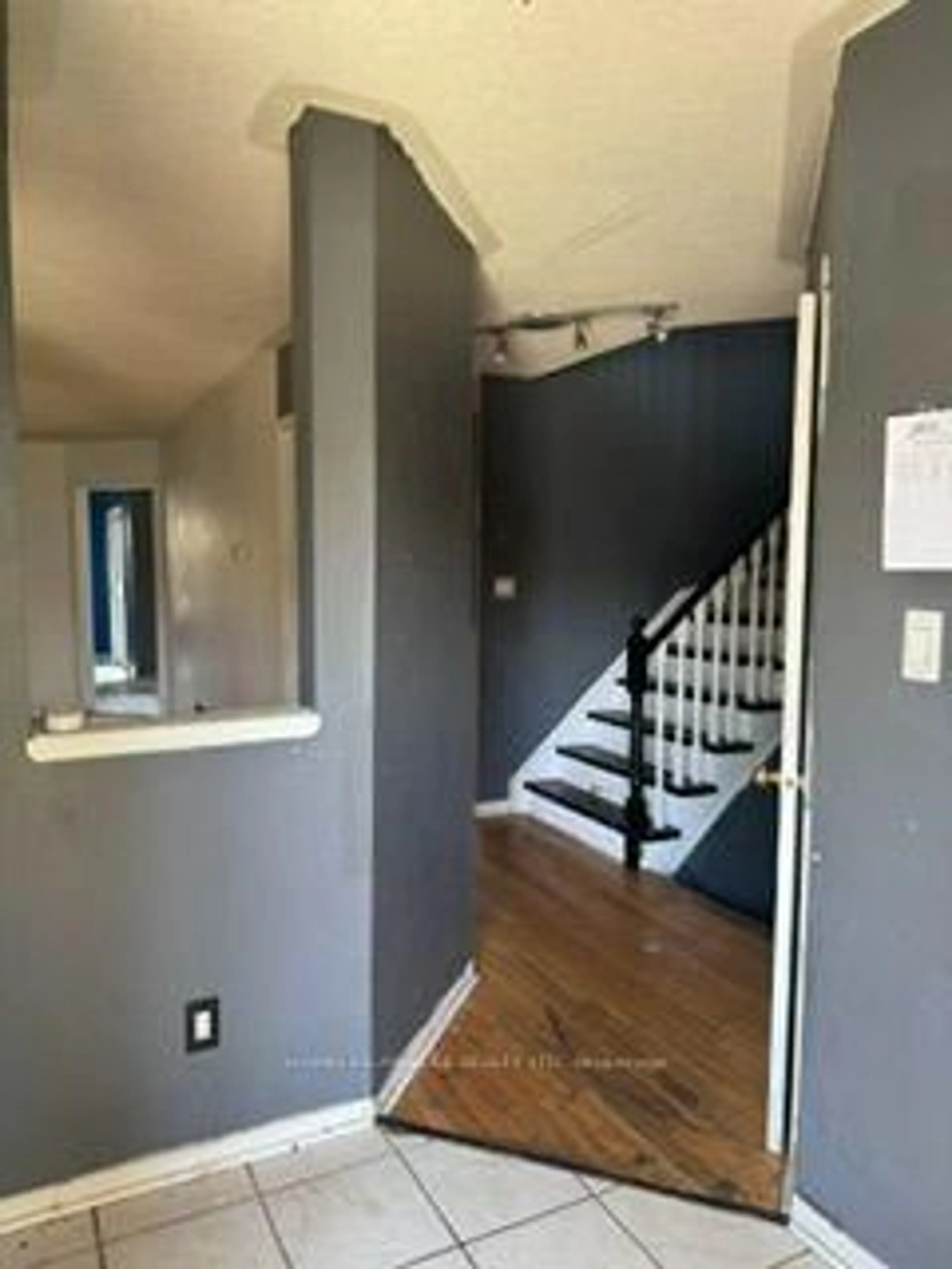Unknown for 4 Iberville Rd, Whitby Ontario L1M 1H5