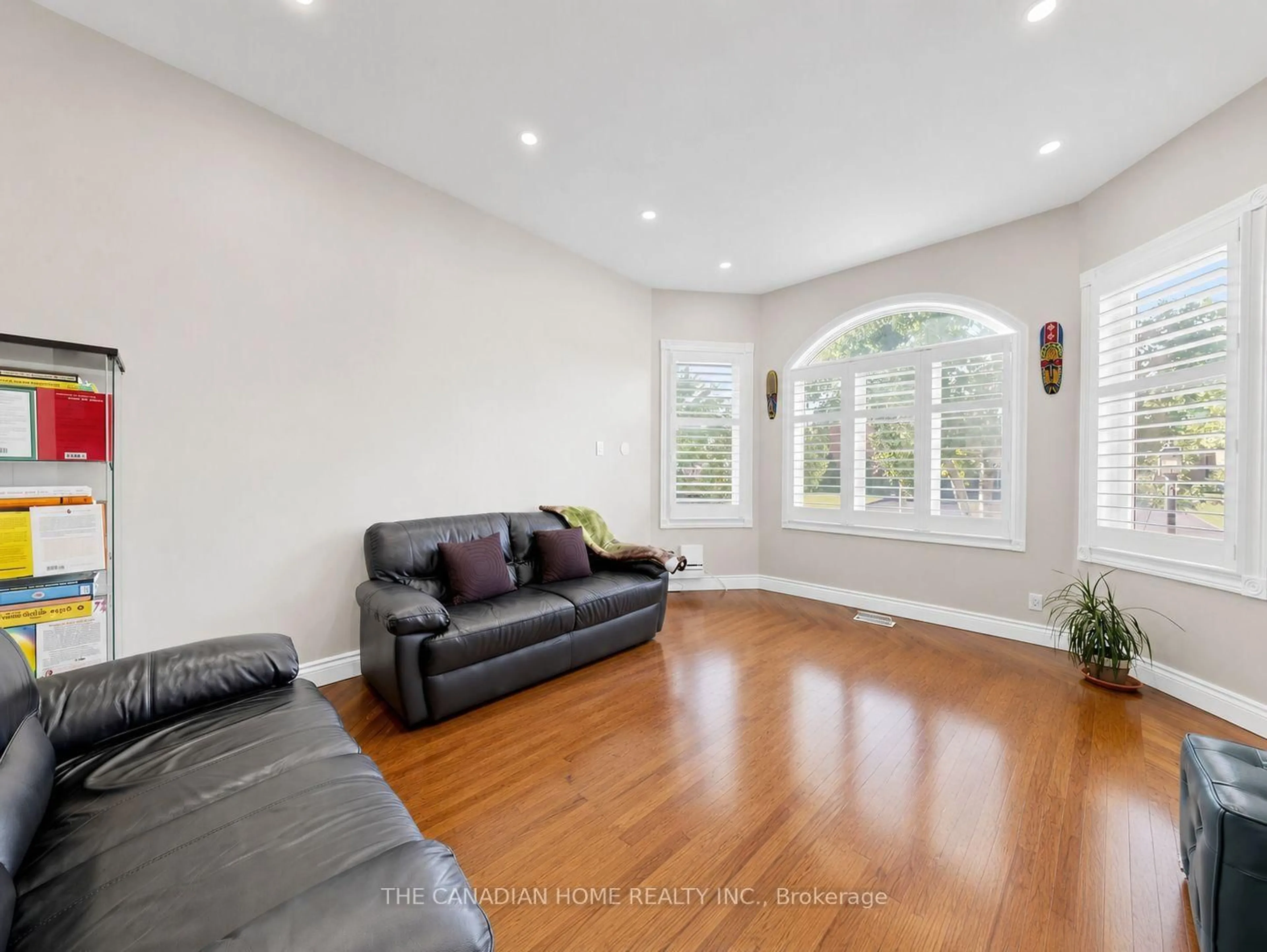 Living room with furniture, unknown for 19 Wigston Crt, Whitby Ontario L1R 2B9
