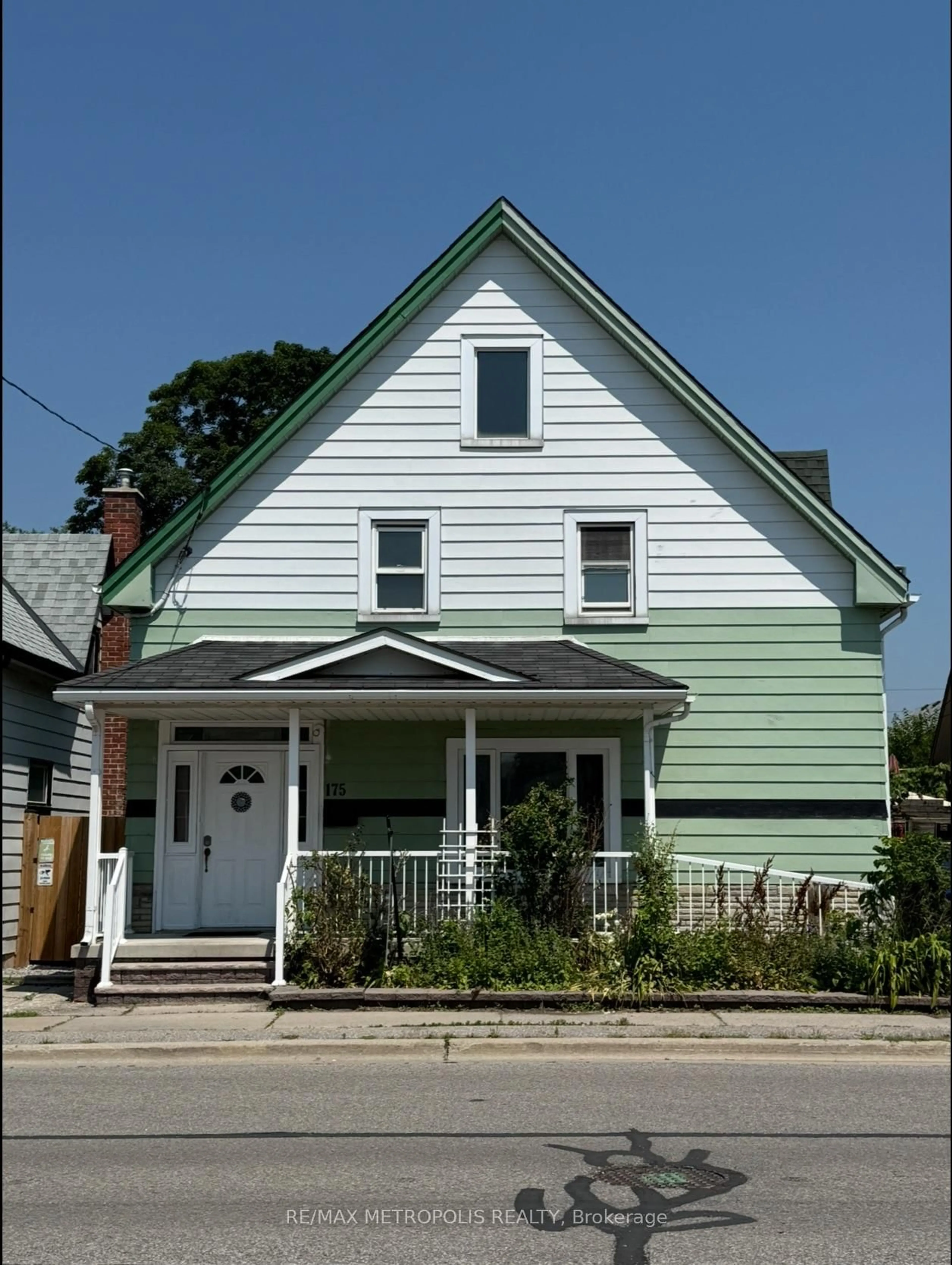Home with vinyl exterior material, street for 175 Celina St, Oshawa Ontario L1H 4N3