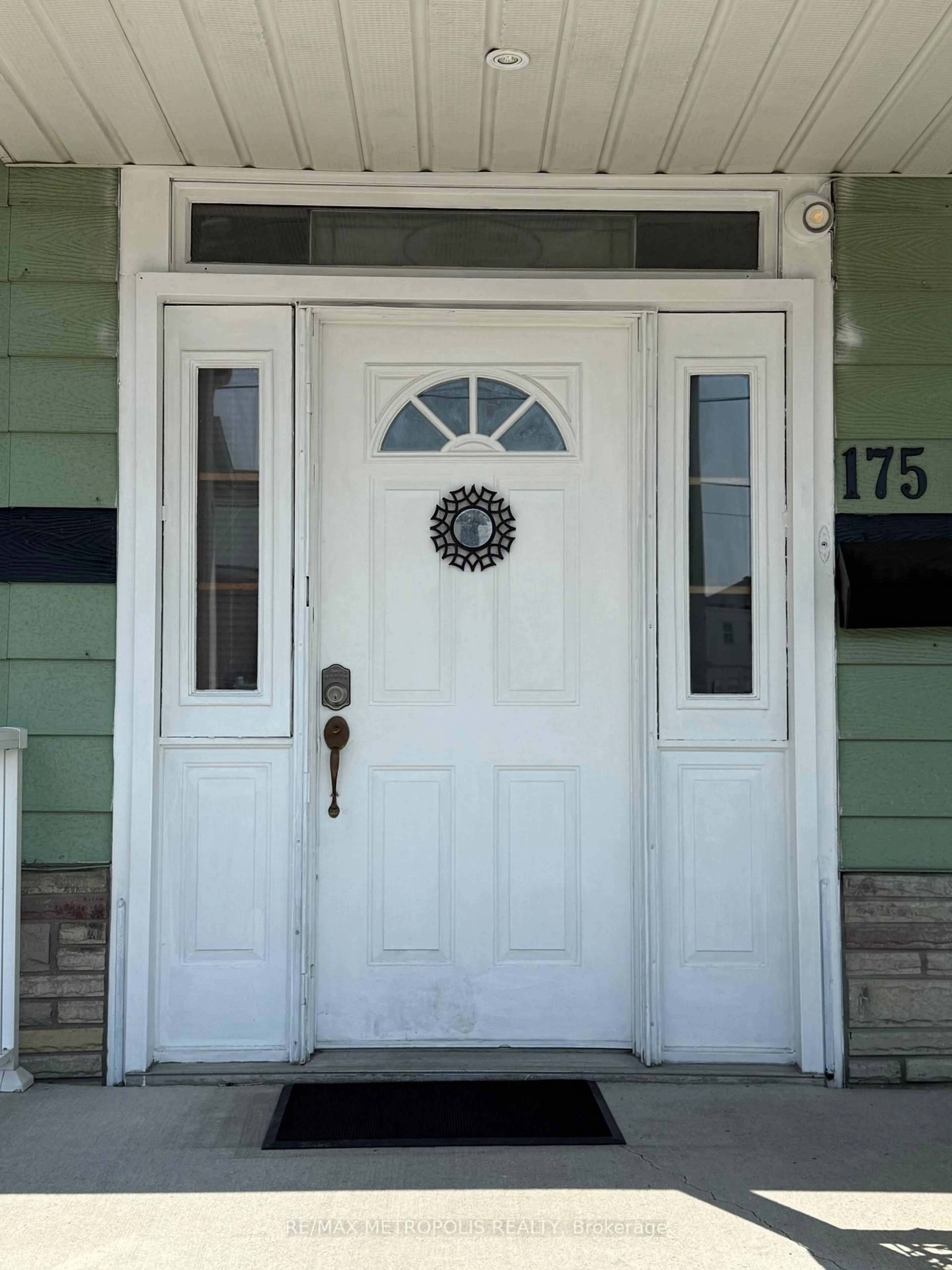 Indoor entryway for 175 Celina St, Oshawa Ontario L1H 4N3