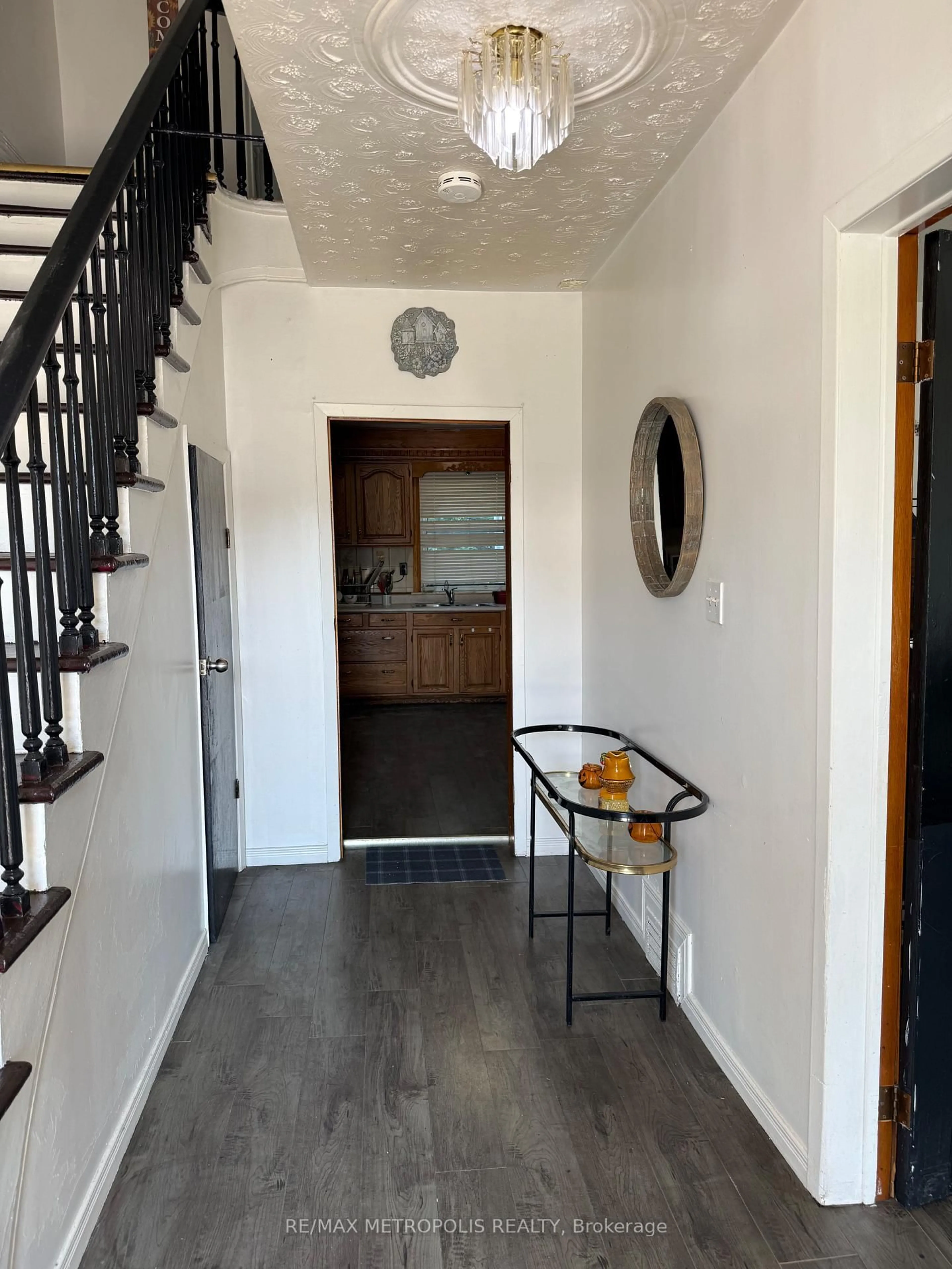 Indoor entryway for 175 Celina St, Oshawa Ontario L1H 4N3