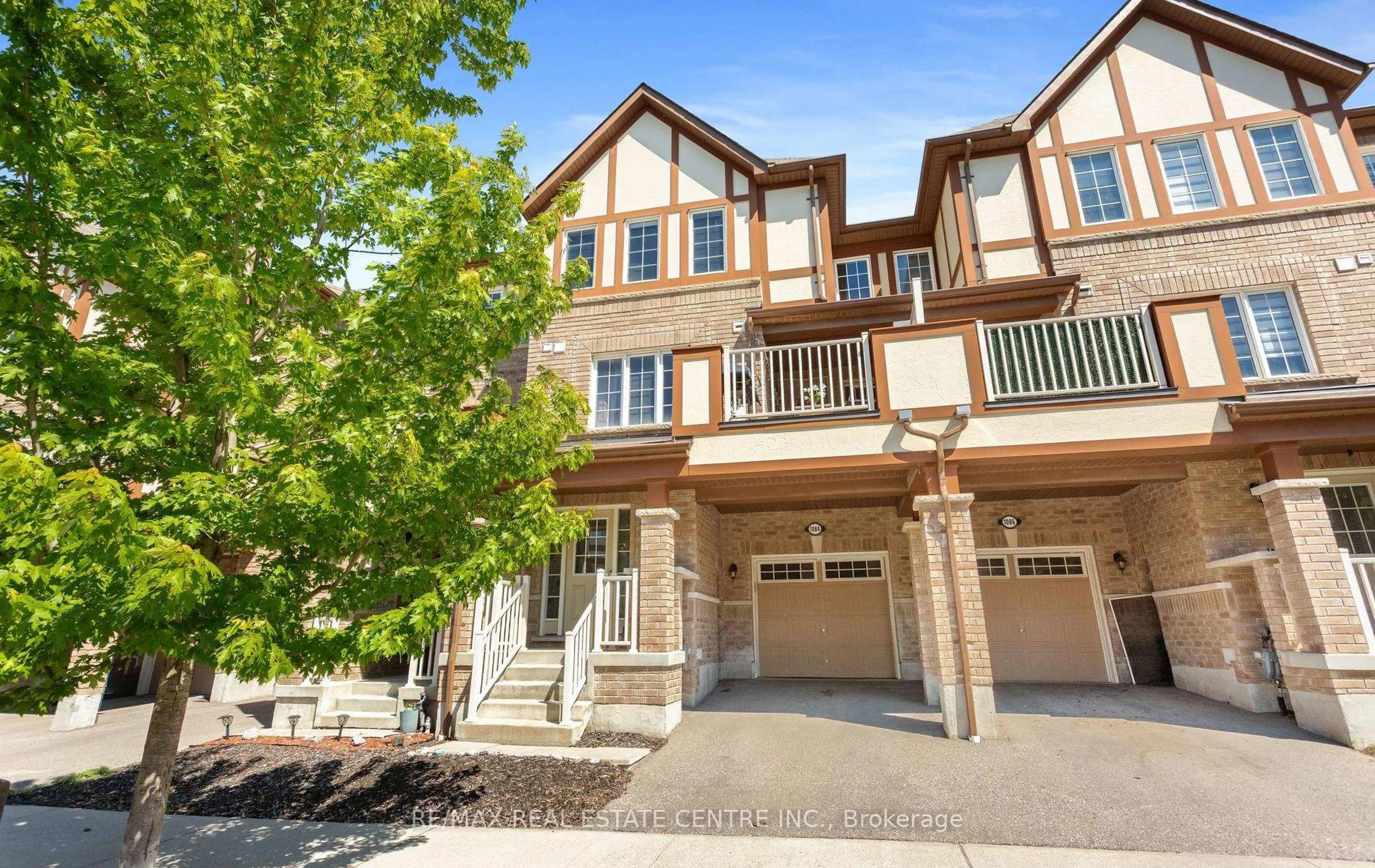 A pic from outside/outdoor area/front of a property/back of a property/a pic from drone, street for 1084 Silk St, Pickering Ontario L1X 0E8