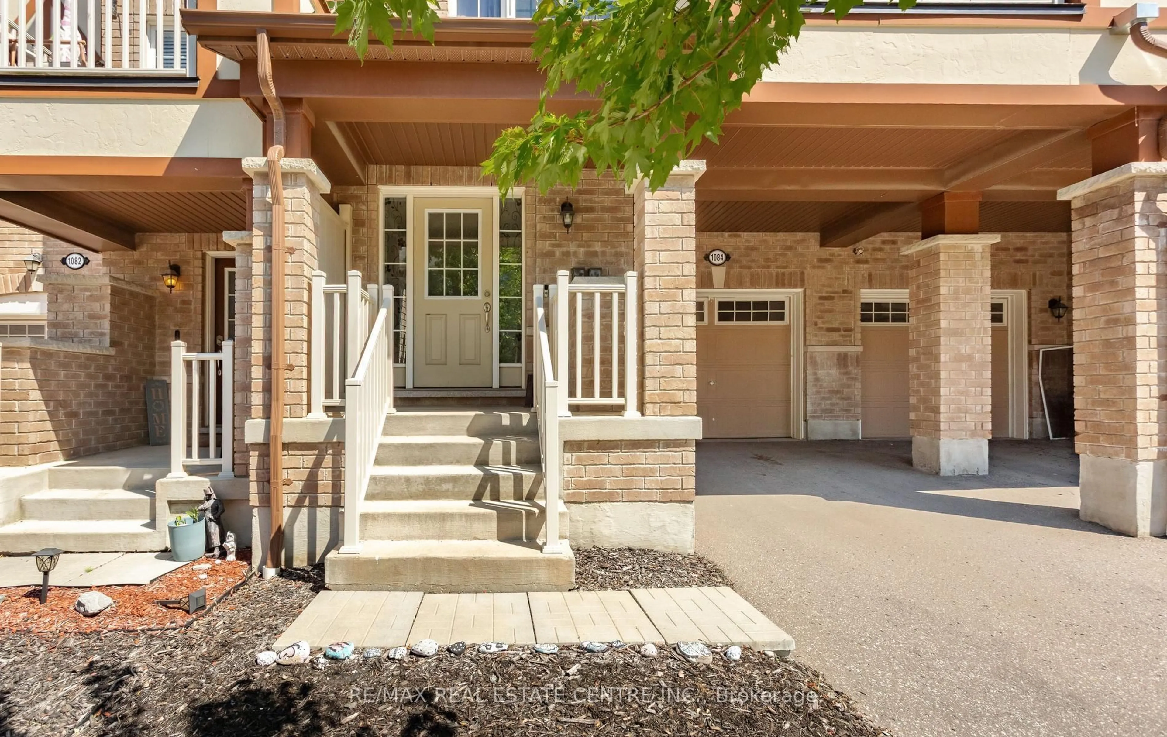 Unknown for 1084 Silk St, Pickering Ontario L1X 0E8