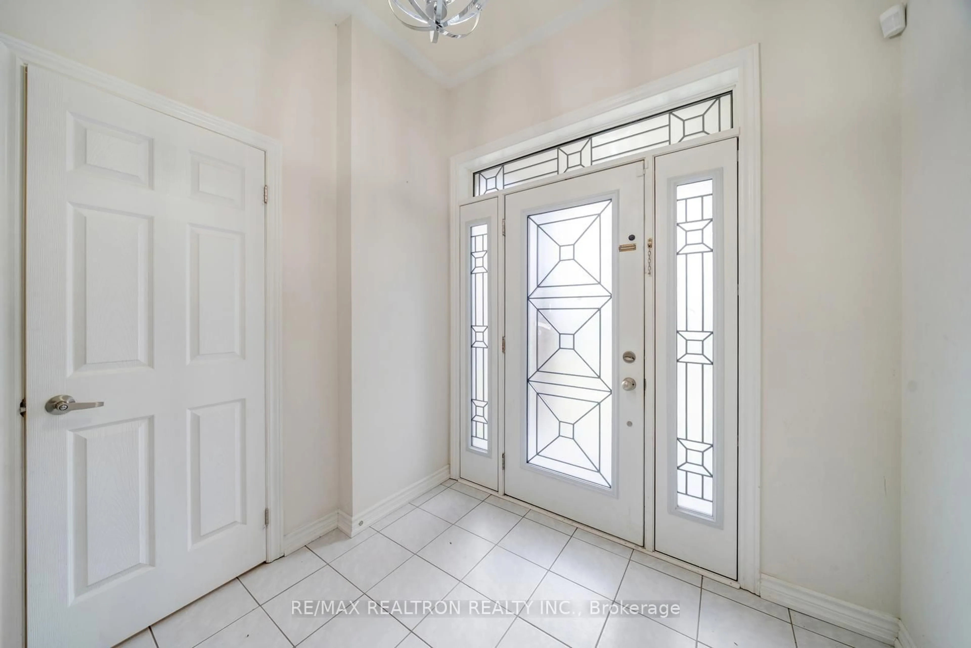 Indoor entryway for 295 Northglen Blvd, Clarington Ontario L1C 3K2