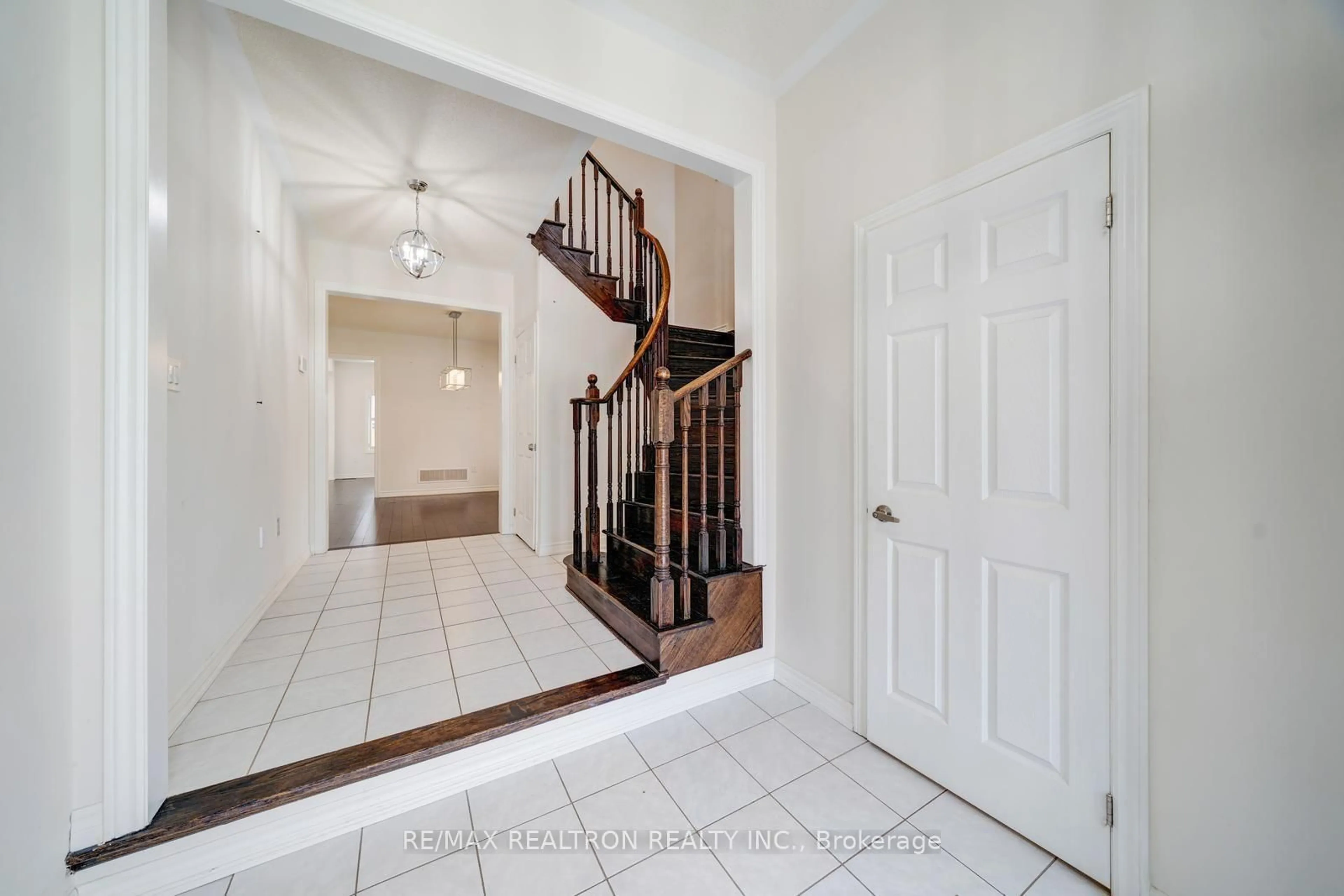 Indoor entryway for 295 Northglen Blvd, Clarington Ontario L1C 3K2