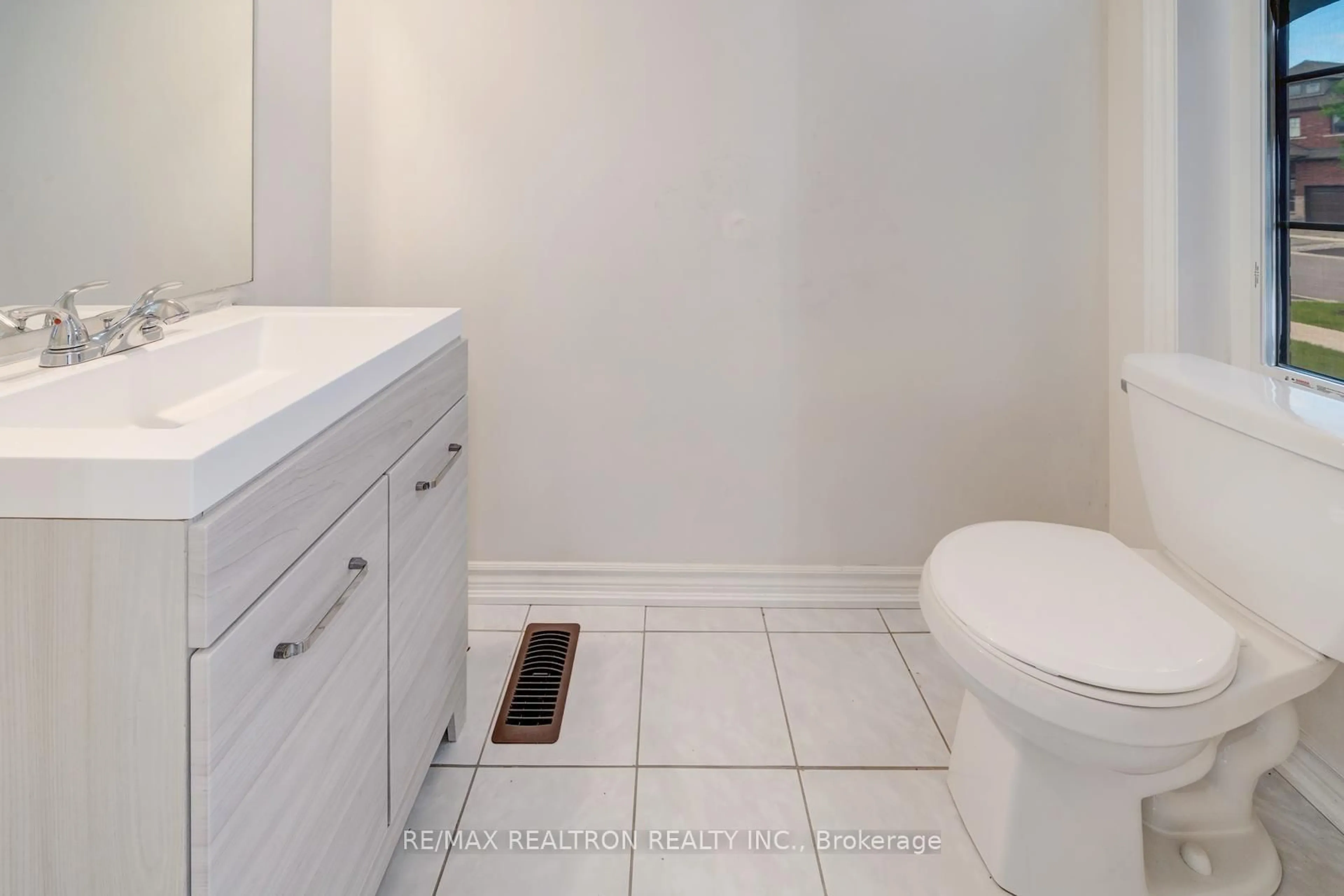Standard bathroom, unknown for 295 Northglen Blvd, Clarington Ontario L1C 3K2