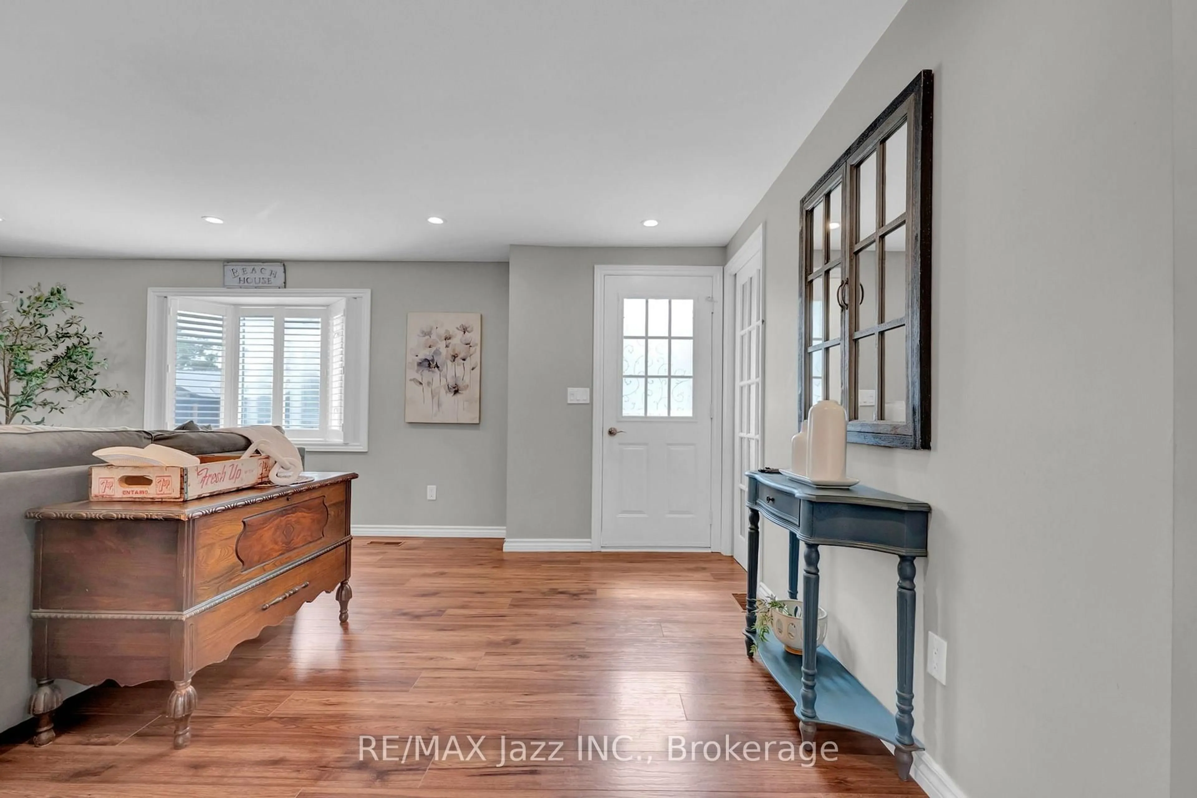 Indoor entryway for 8 Wheelhouse Dr, Clarington Ontario L1B 1B9