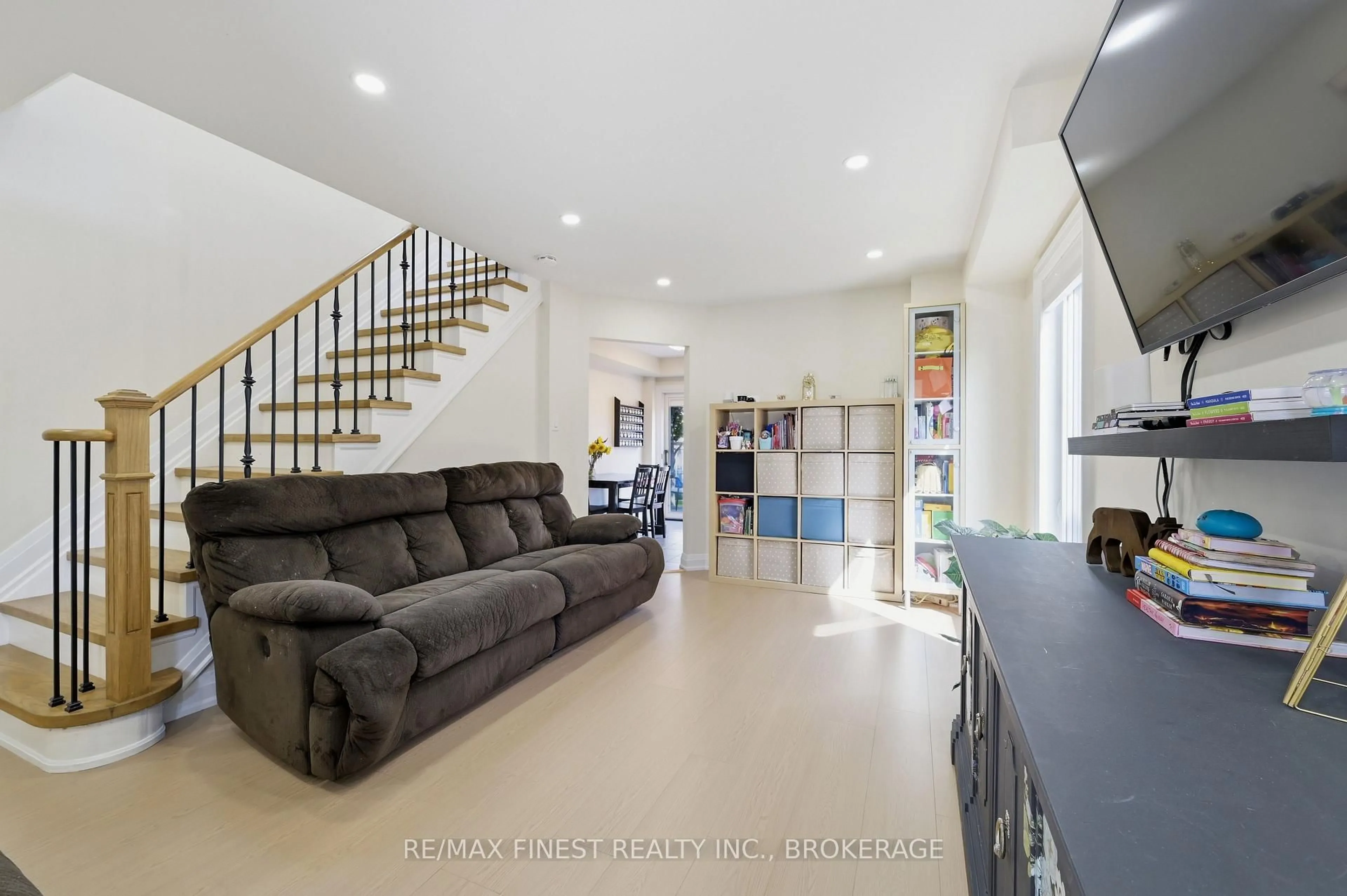 Unknown for 28 Melborne Crt, Whitby Ontario L1R 1S2