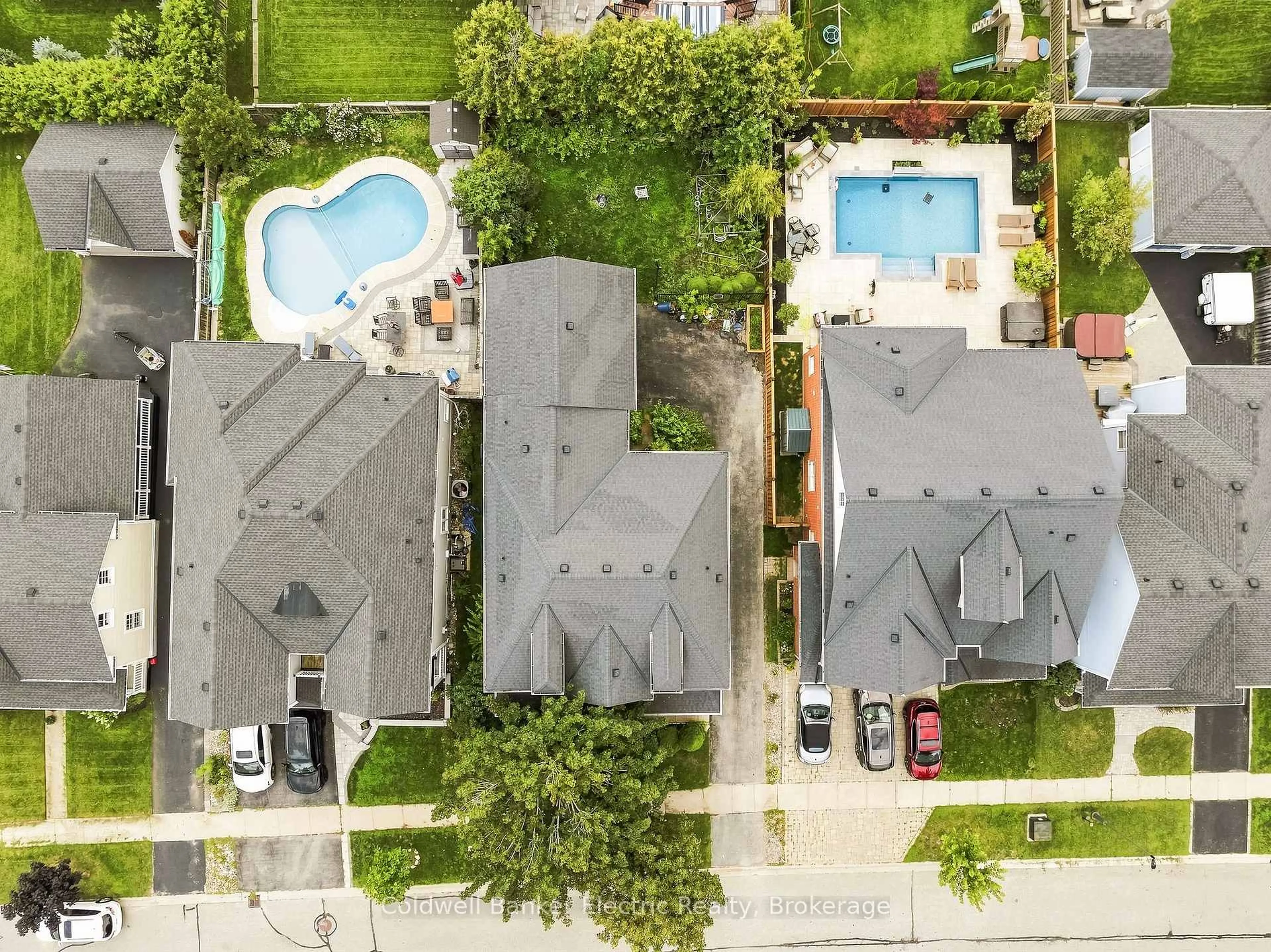 A pic from outside/outdoor area/front of a property/back of a property/a pic from drone, street for 69 Downey Dr, Whitby Ontario L1M 1J6
