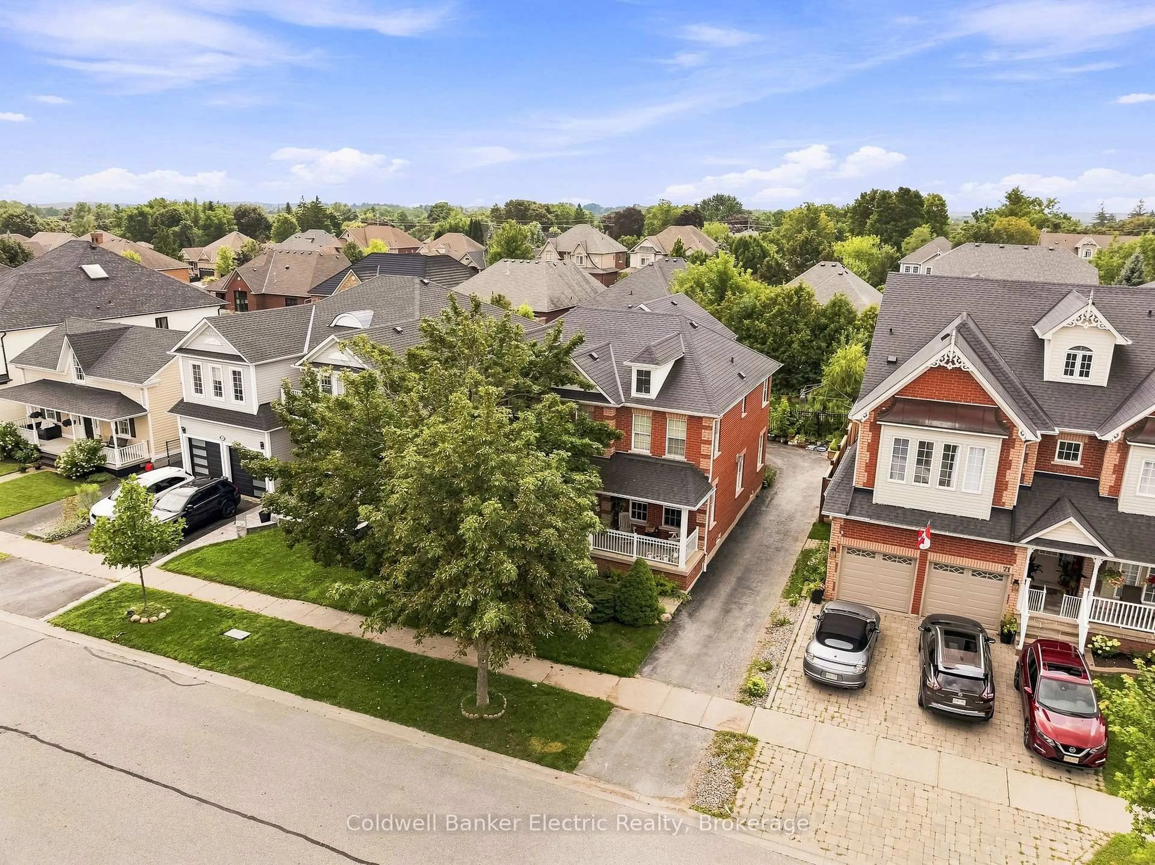 A pic from outside/outdoor area/front of a property/back of a property/a pic from drone, street for 69 Downey Dr, Whitby Ontario L1M 1J6