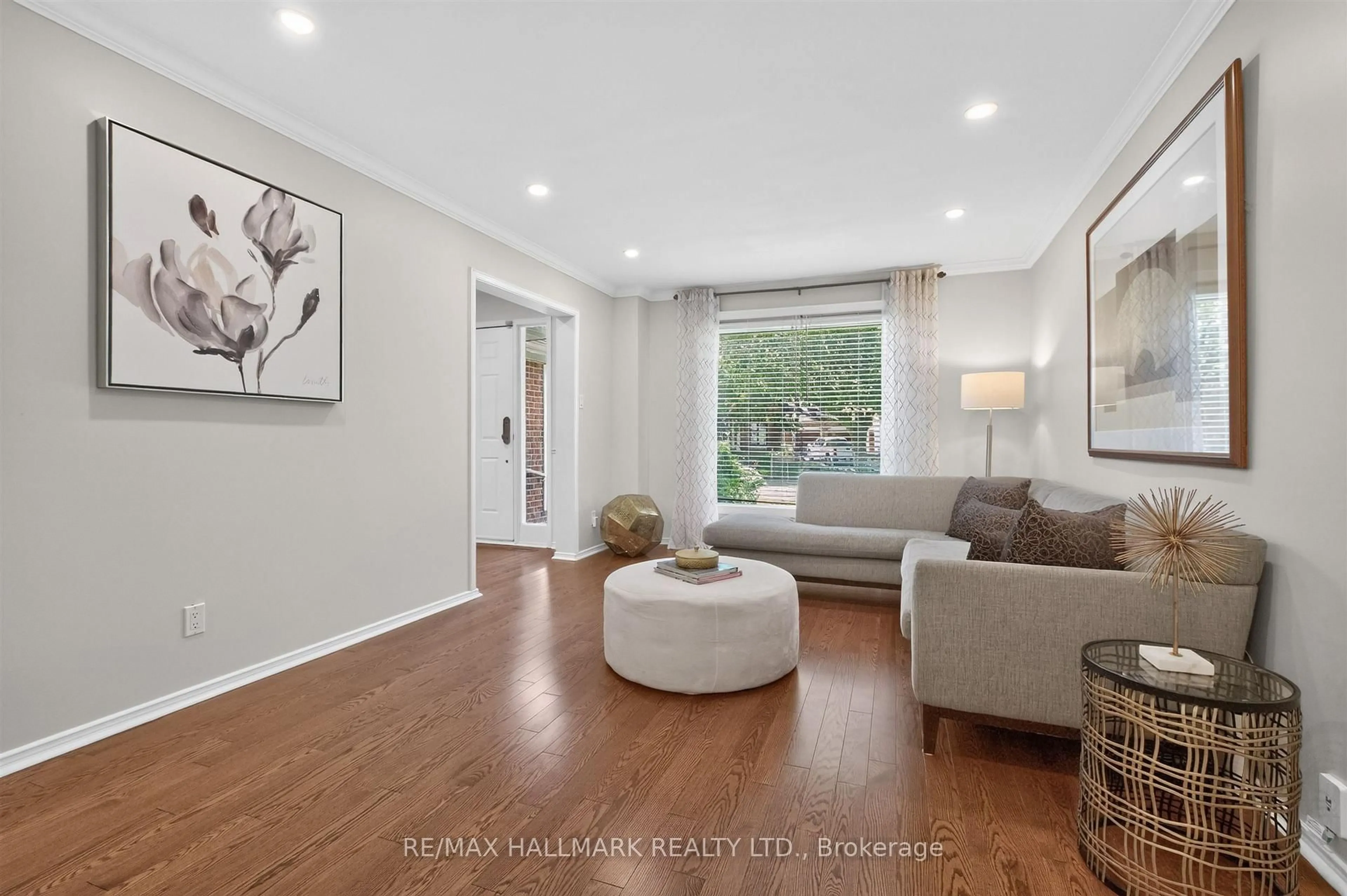 Living room with furniture, wood/laminate floor for 12 Karen Ann Cres, Toronto Ontario M1G 1M3