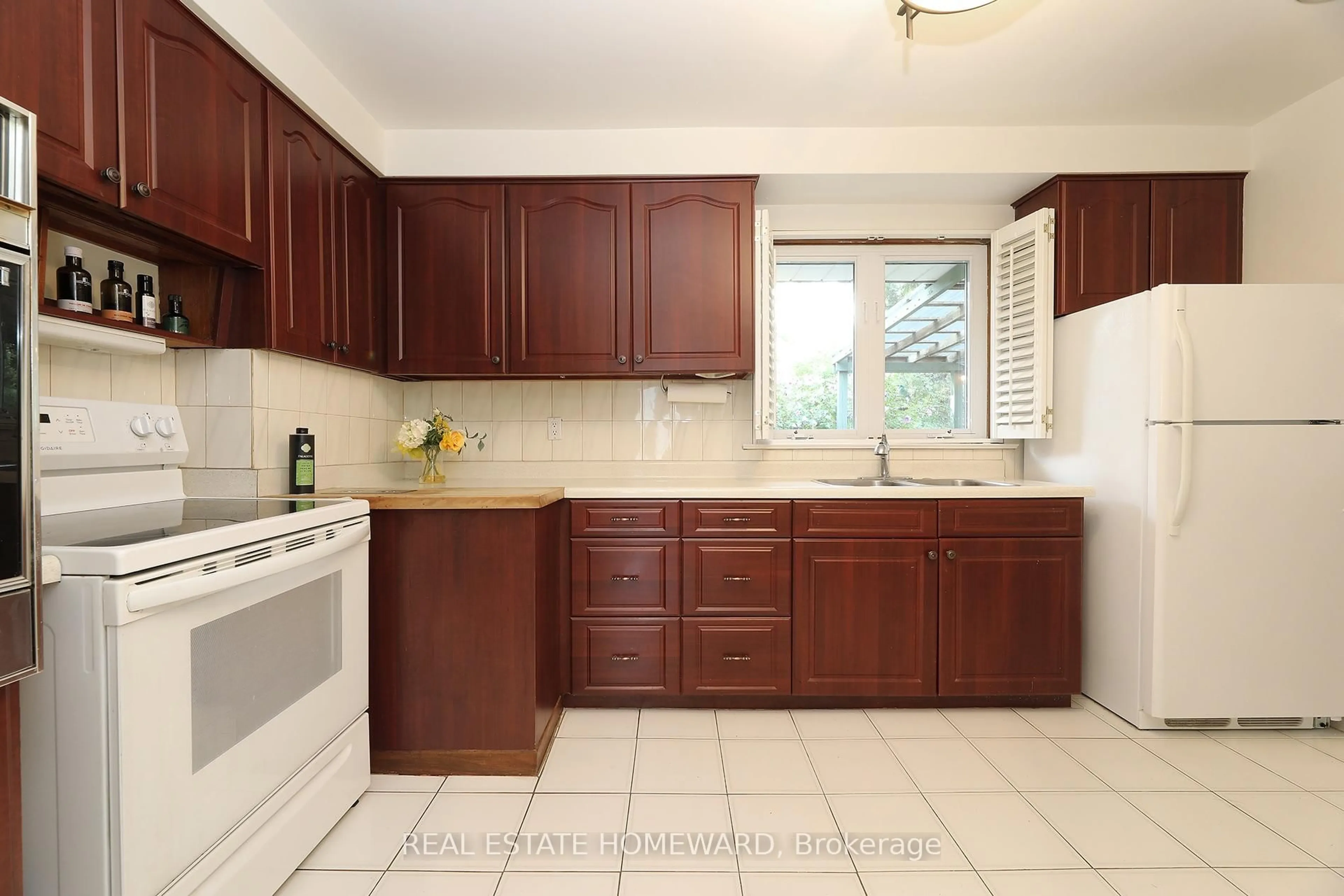 Standard kitchen, ceramic/tile floor for 71 Gatesview Ave, Toronto Ontario M1J 3G4