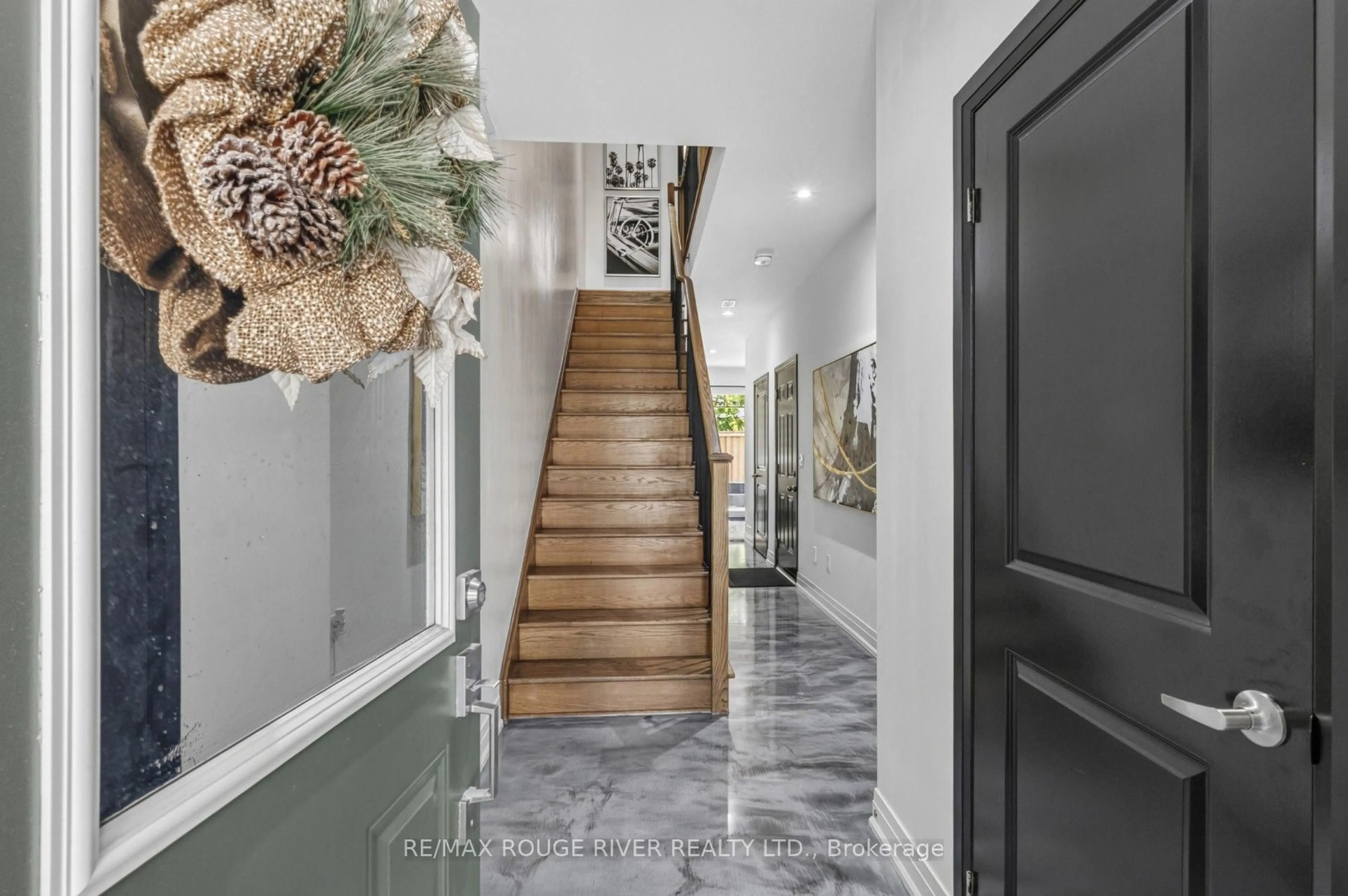 Indoor entryway for 24 Waterside Way, Whitby Ontario L1N 0N1