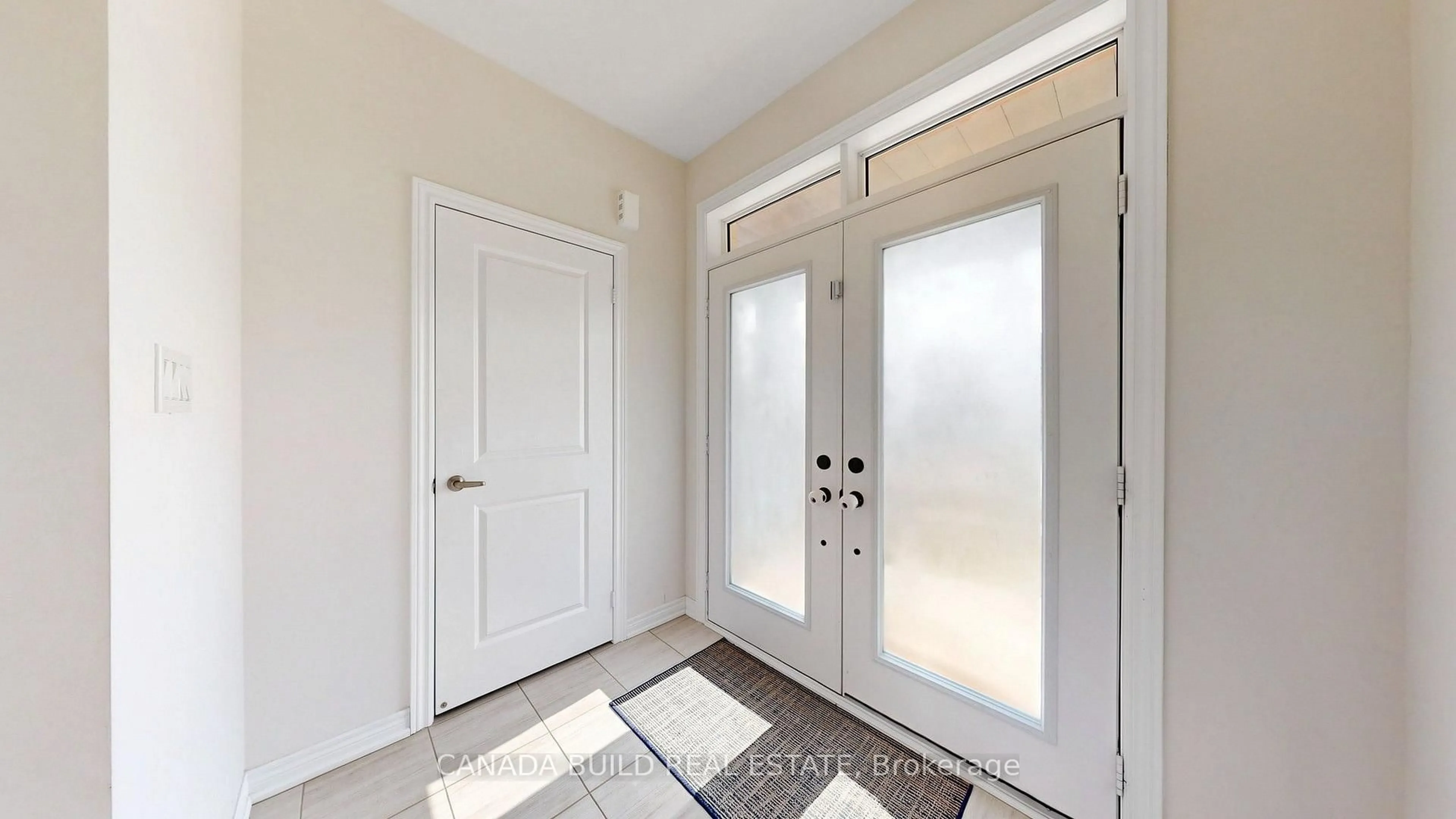 Indoor entryway for 2133 Coppermine St, Oshawa Ontario L1H 8L7