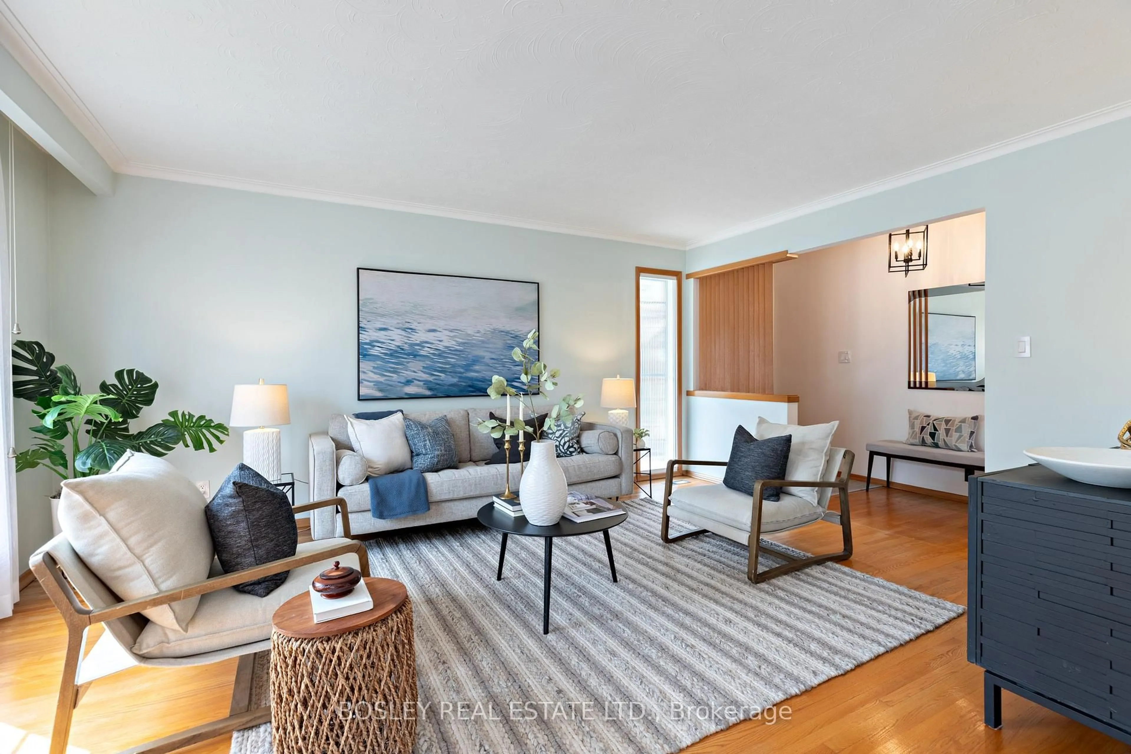 Living room with furniture, wood/laminate floor for 6 Cheyenne Dr, Toronto Ontario M1J 2Y6