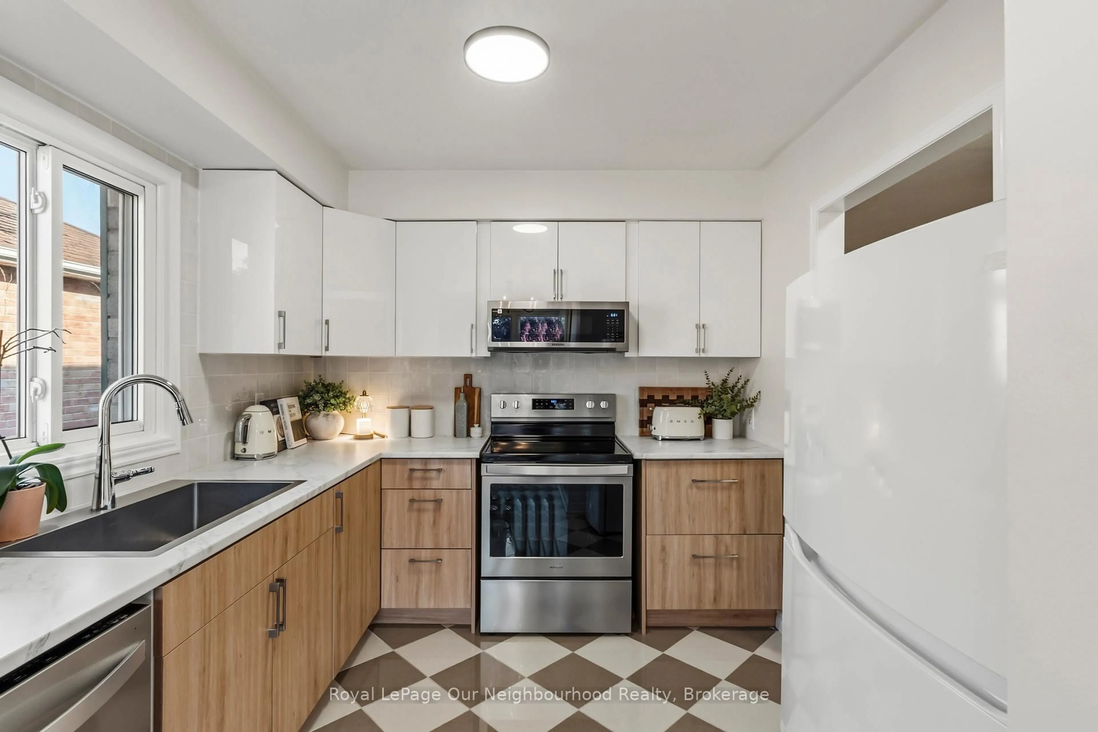 Standard kitchen, ceramic/tile floor for 42 Glanville Cres, Clarington Ontario L1C 4L7