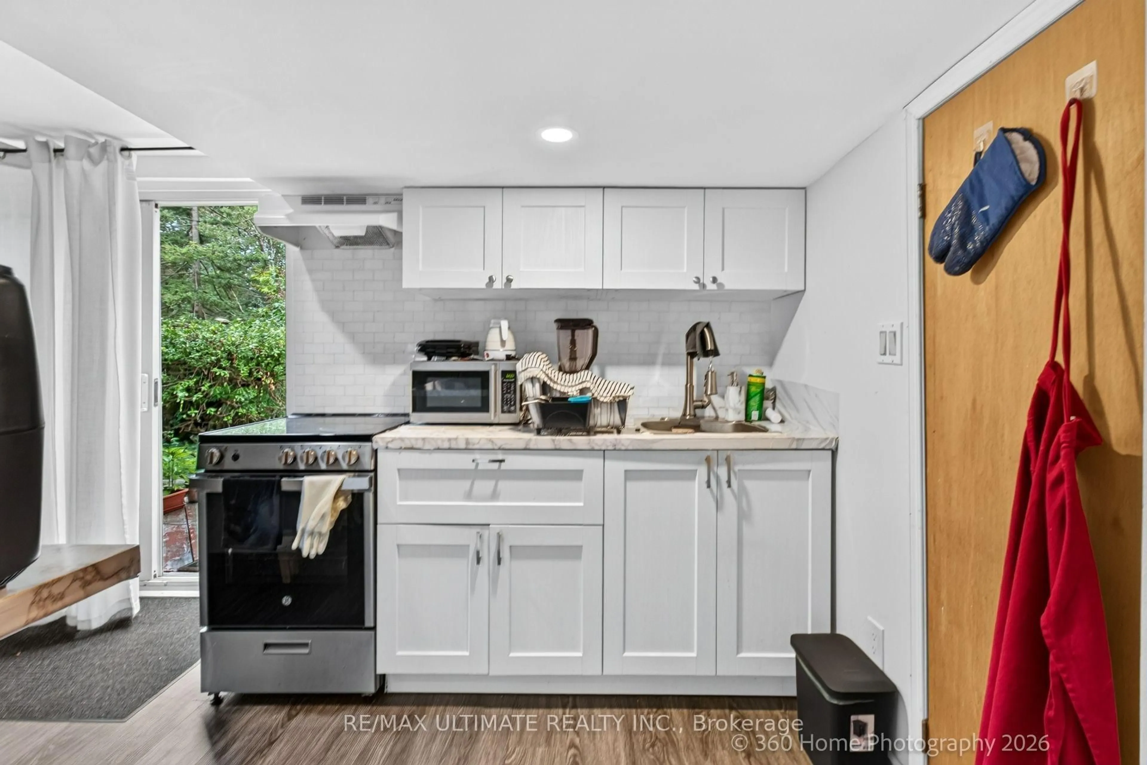 Standard kitchen, ceramic/tile floor for 146 Beaverbrook Crt, Toronto Ontario M1C 3A9