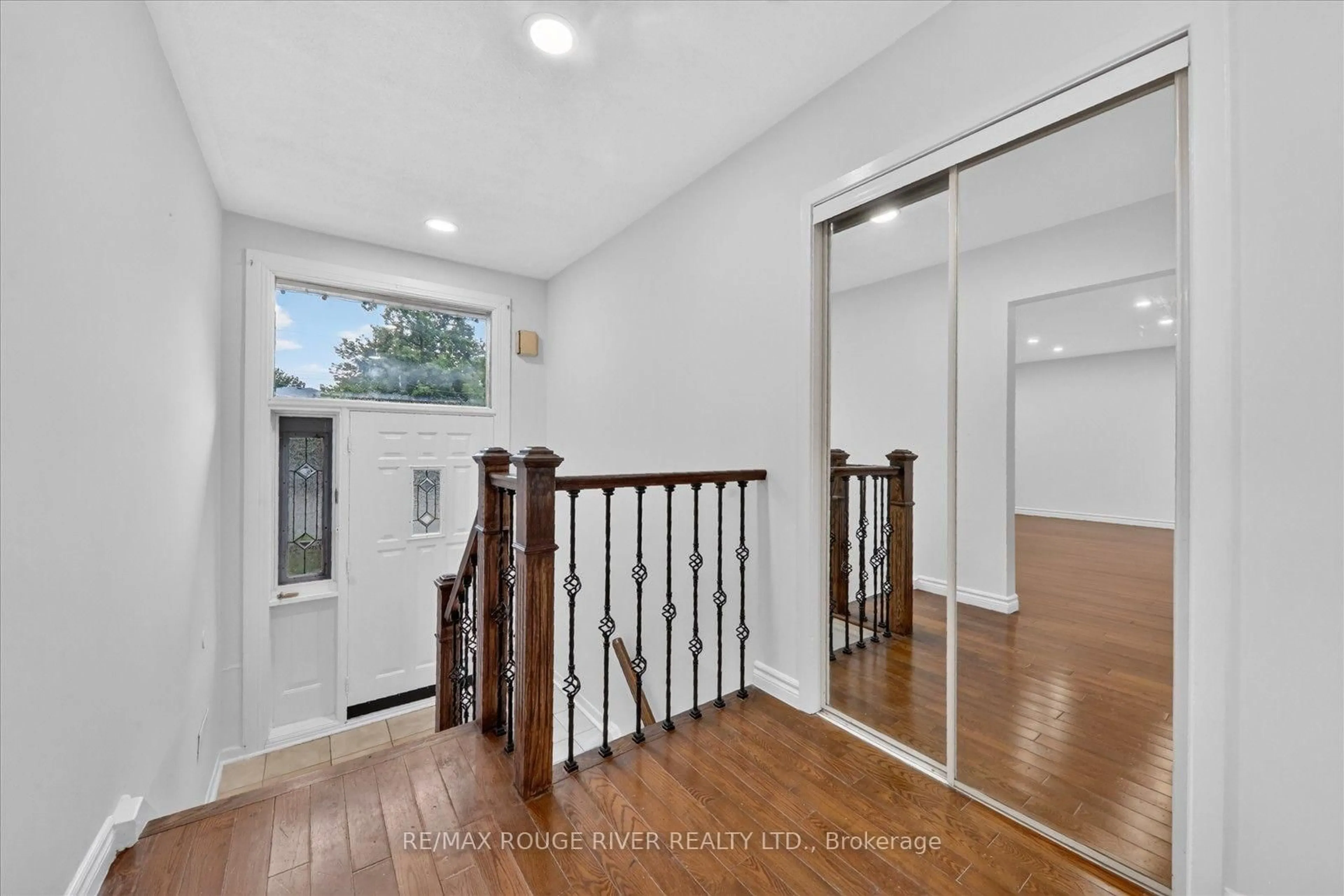 Indoor entryway for 30 Scarboro Ave, Toronto Ontario M1C 1M3