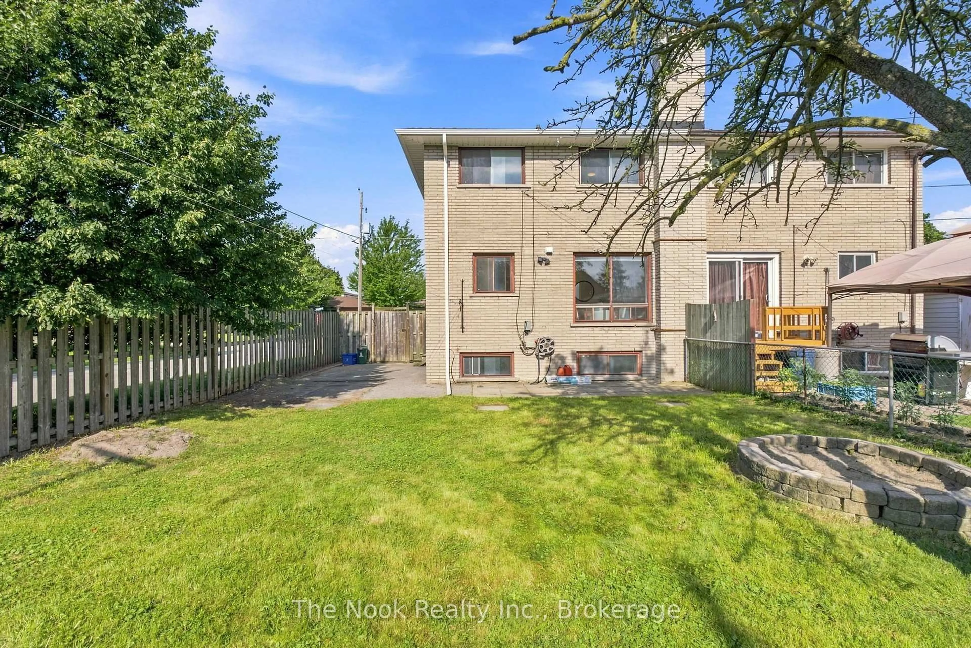 A pic from outside/outdoor area/front of a property/back of a property/a pic from drone, street for 98 Durham St, Oshawa Ontario L1J 5P8