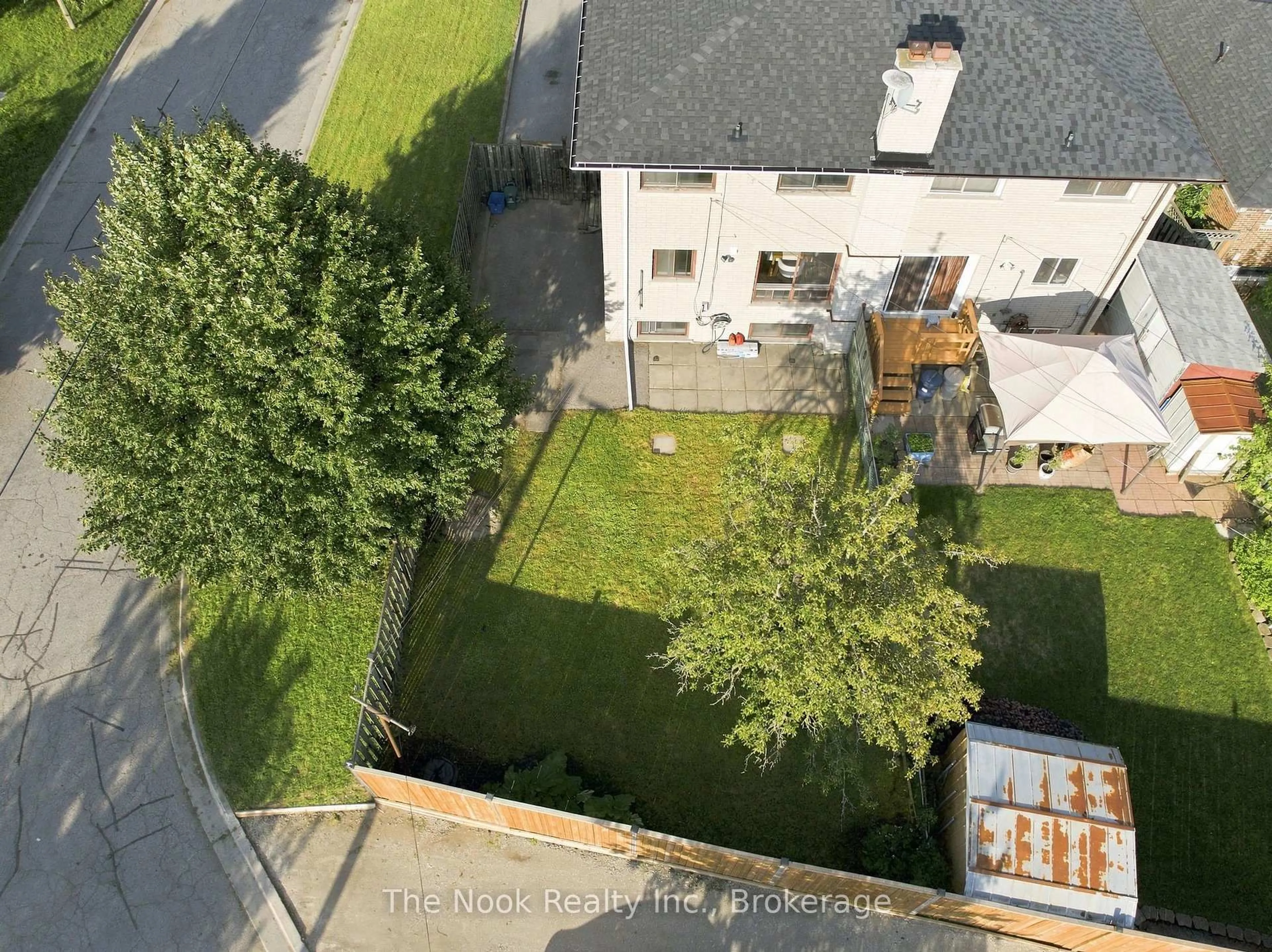 A pic from outside/outdoor area/front of a property/back of a property/a pic from drone, unknown for 98 Durham St, Oshawa Ontario L1J 5P8