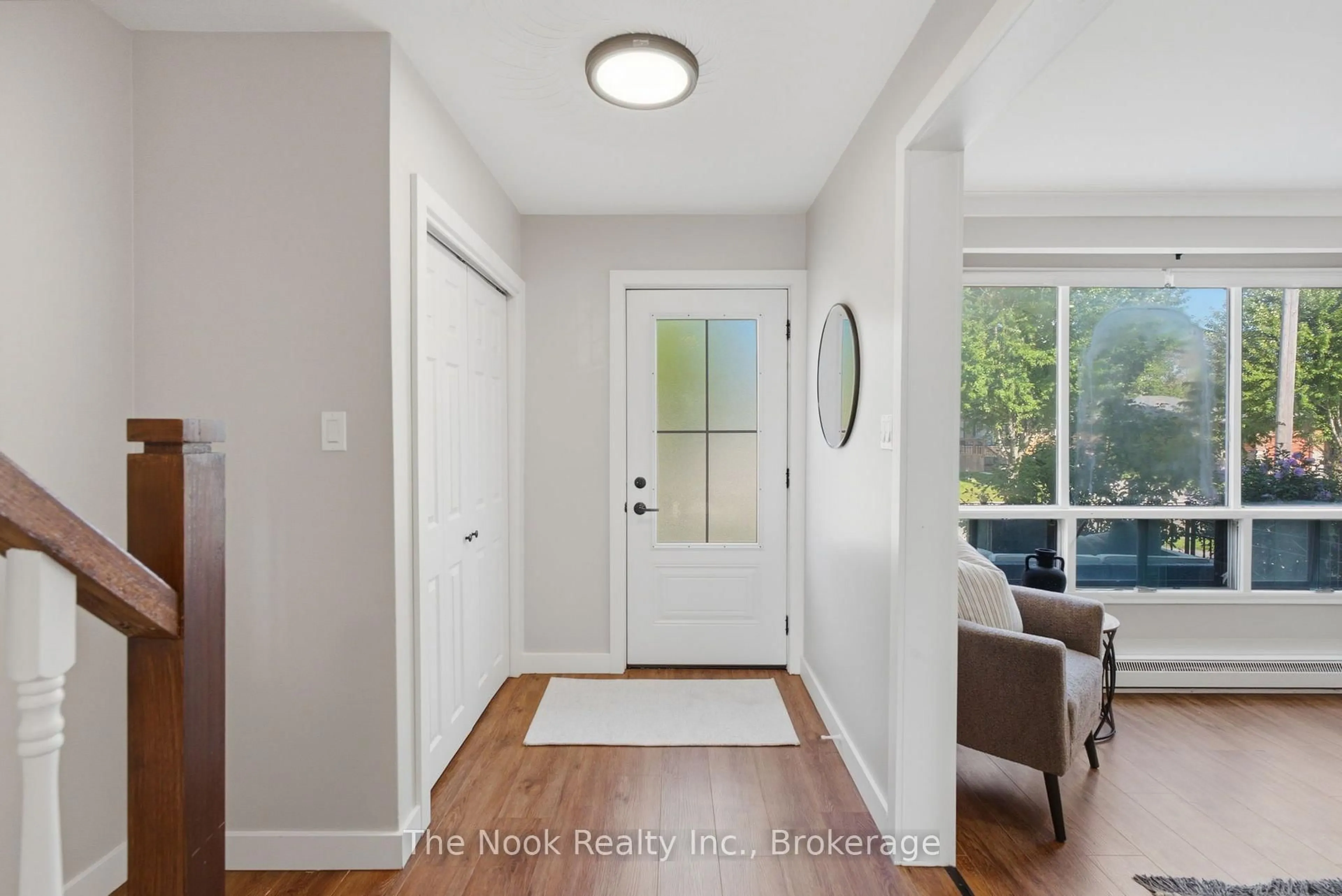 Indoor entryway for 98 Durham St, Oshawa Ontario L1J 5P8