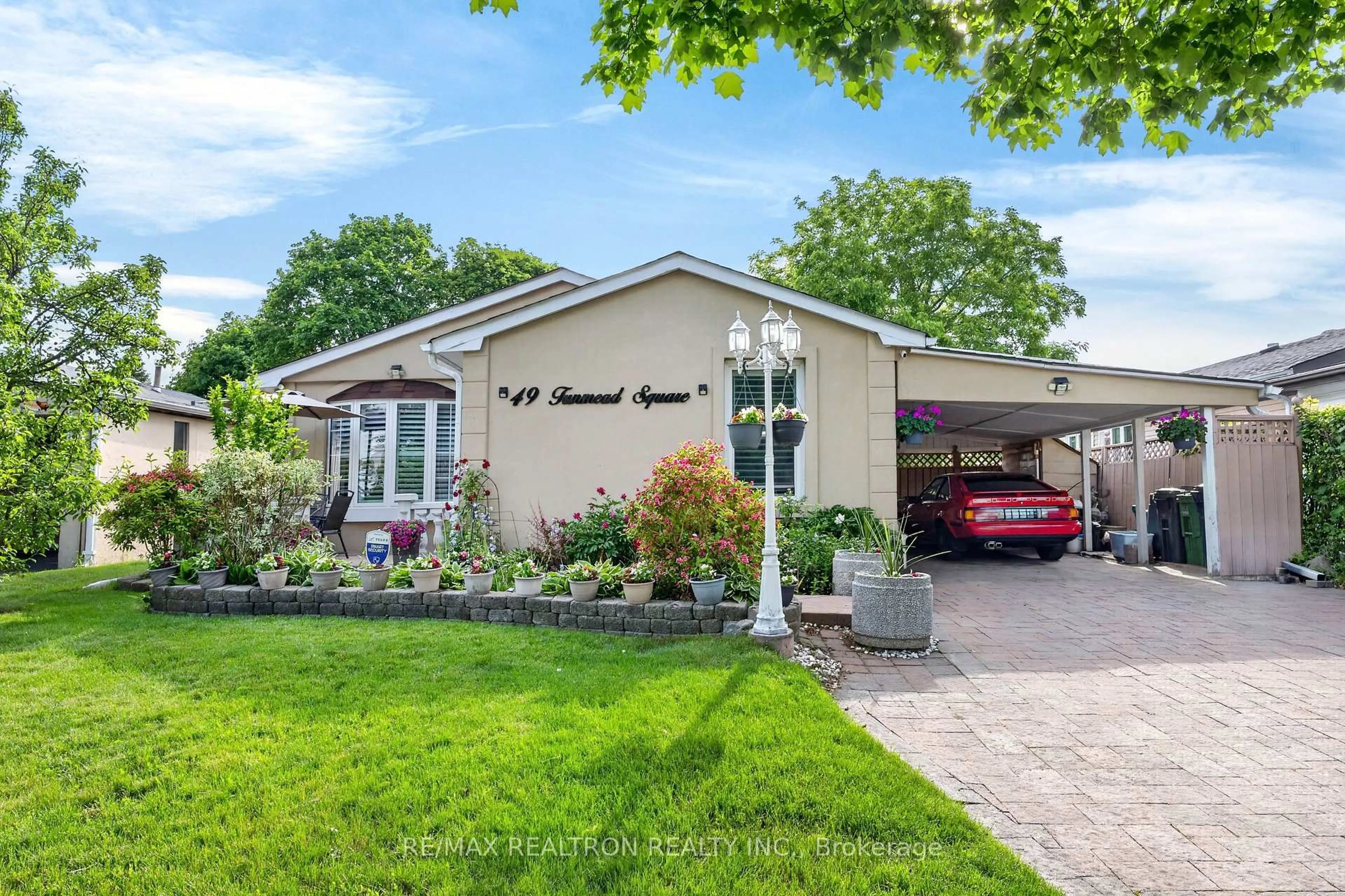 Home with vinyl exterior material, street for 49 Tunmead Sq, Toronto Ontario M1B 1X1