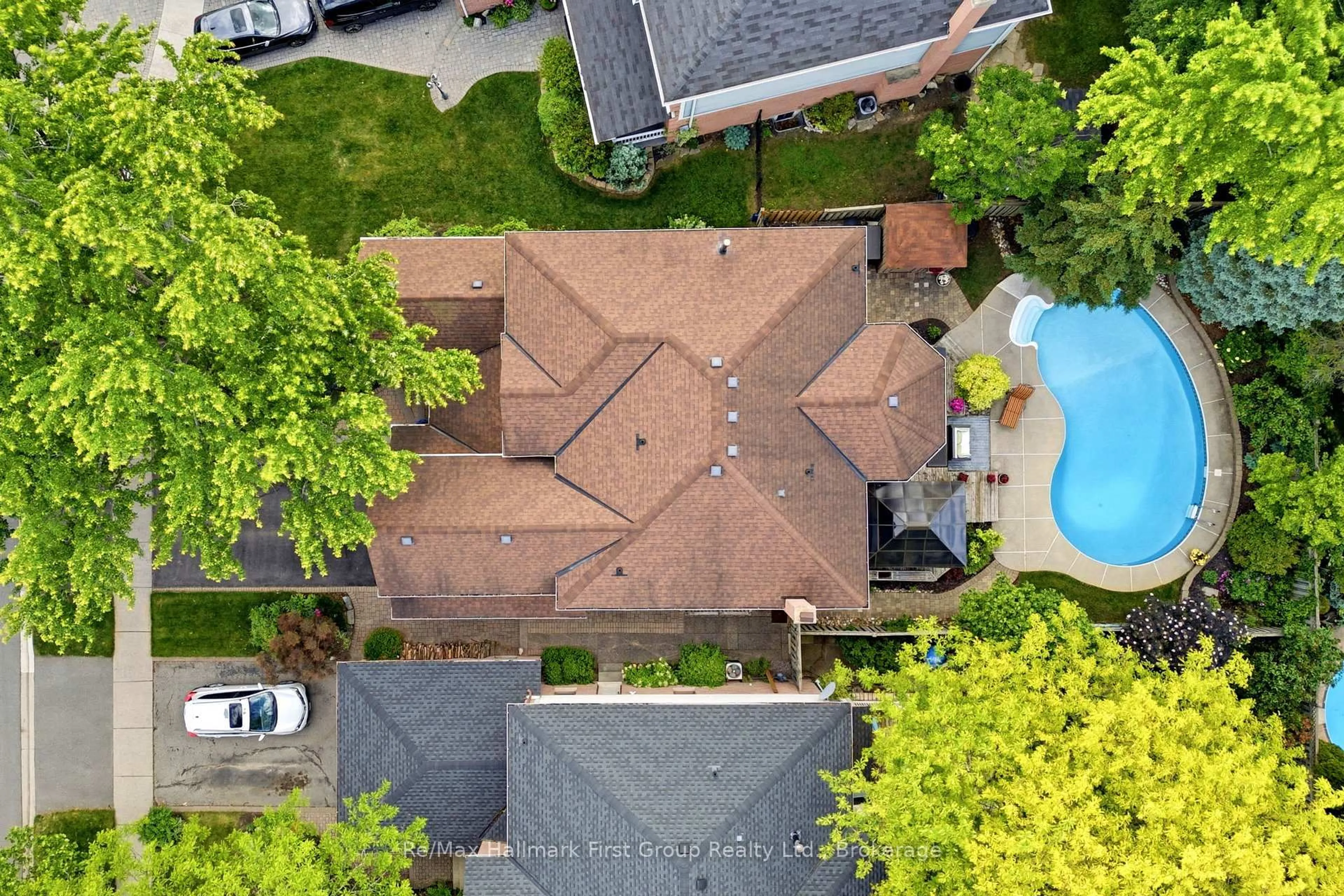 A pic from outside/outdoor area/front of a property/back of a property/a pic from drone, street for 49 Rothean Dr, Whitby Ontario L1P 1L5