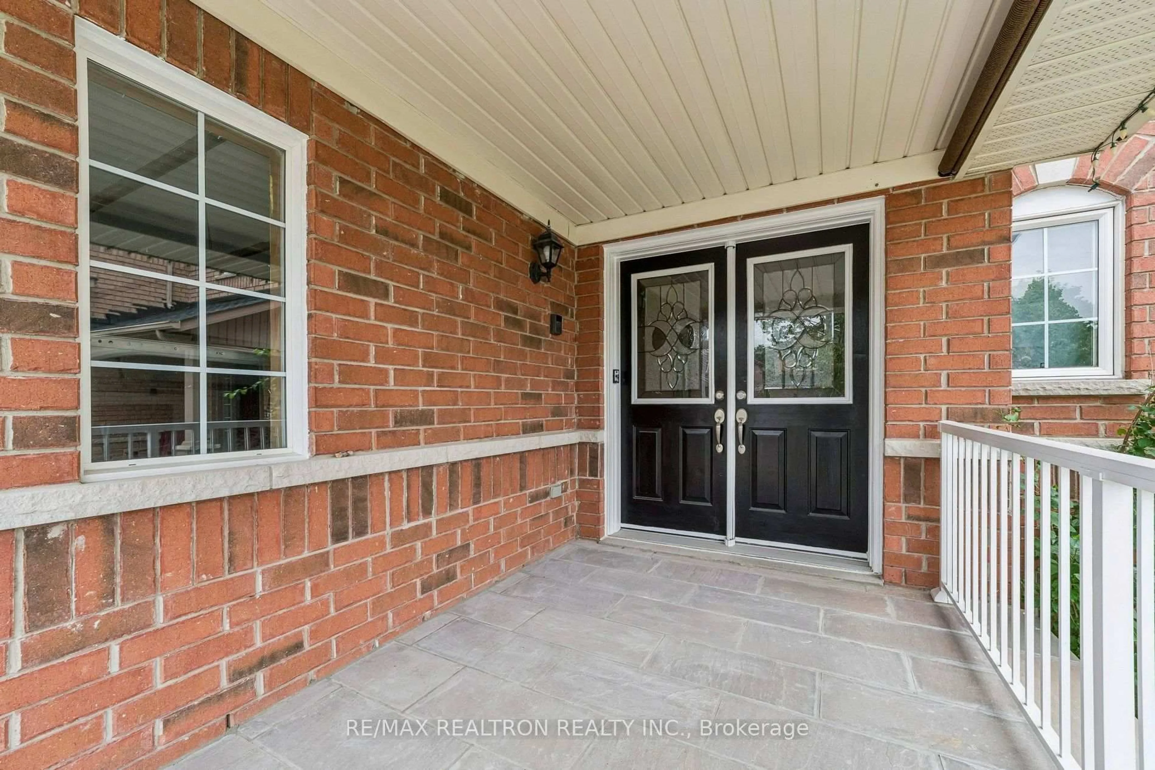 Indoor entryway for 194 Robert Adams Dr, Clarington Ontario L1E 3H9