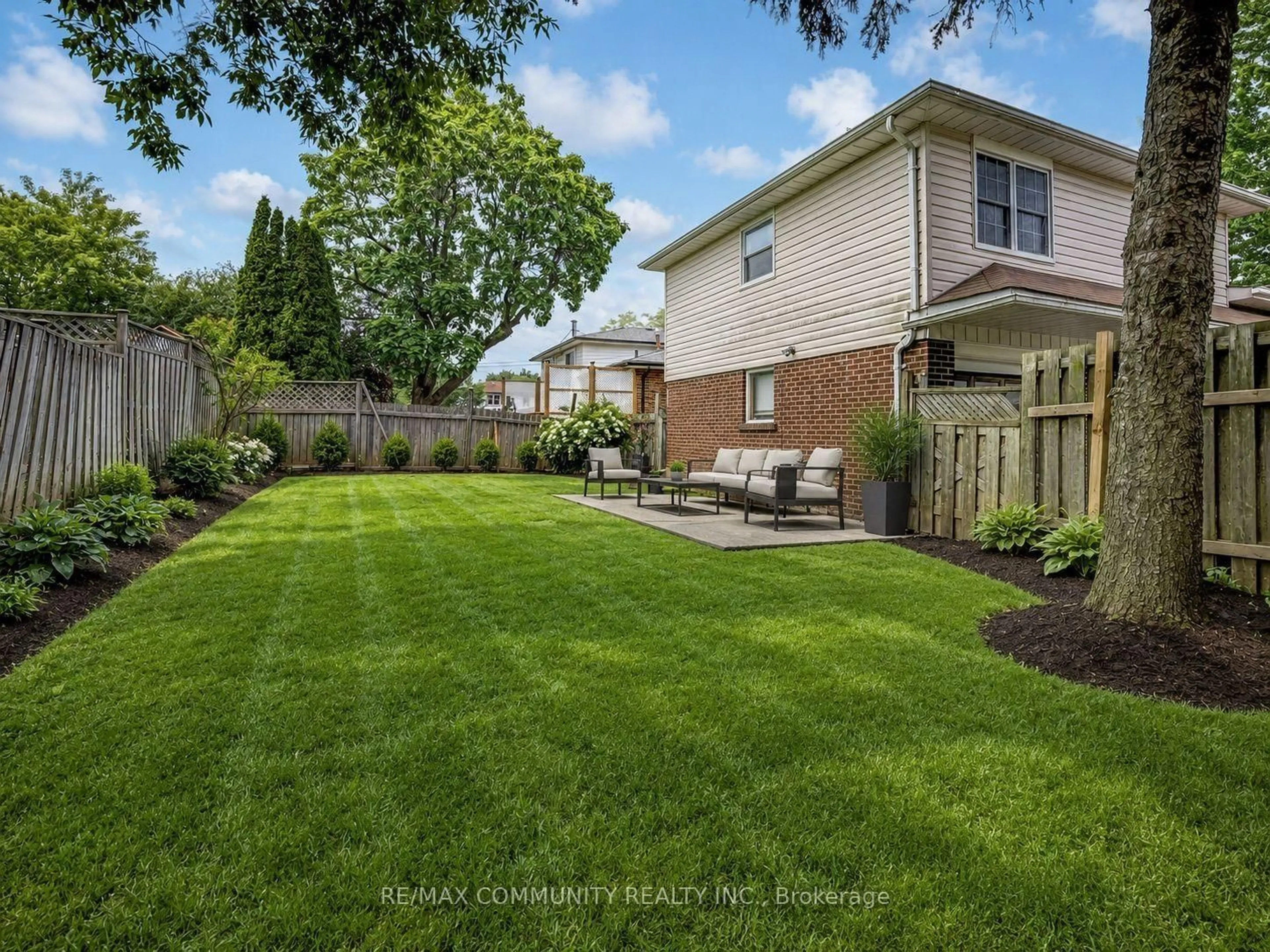 Patio, street for 122 Bryant Rd, Ajax Ontario L1S 2Y8