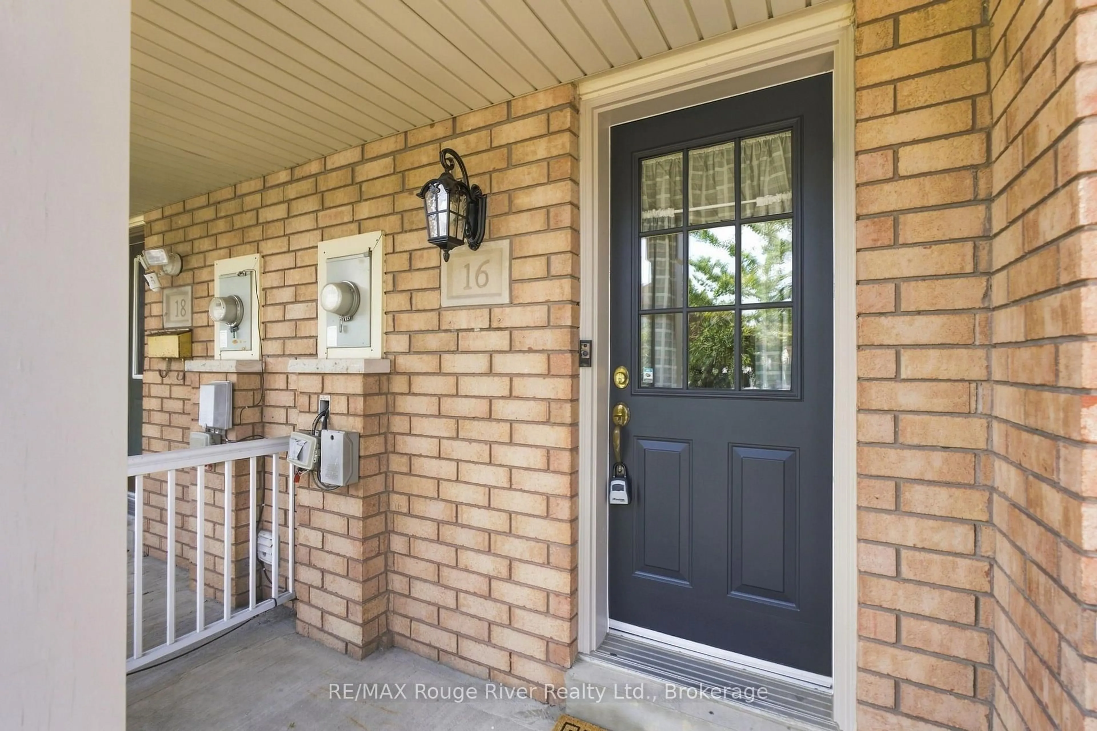Indoor entryway for 16 Plantation Crt, Whitby Ontario L1P 1R2