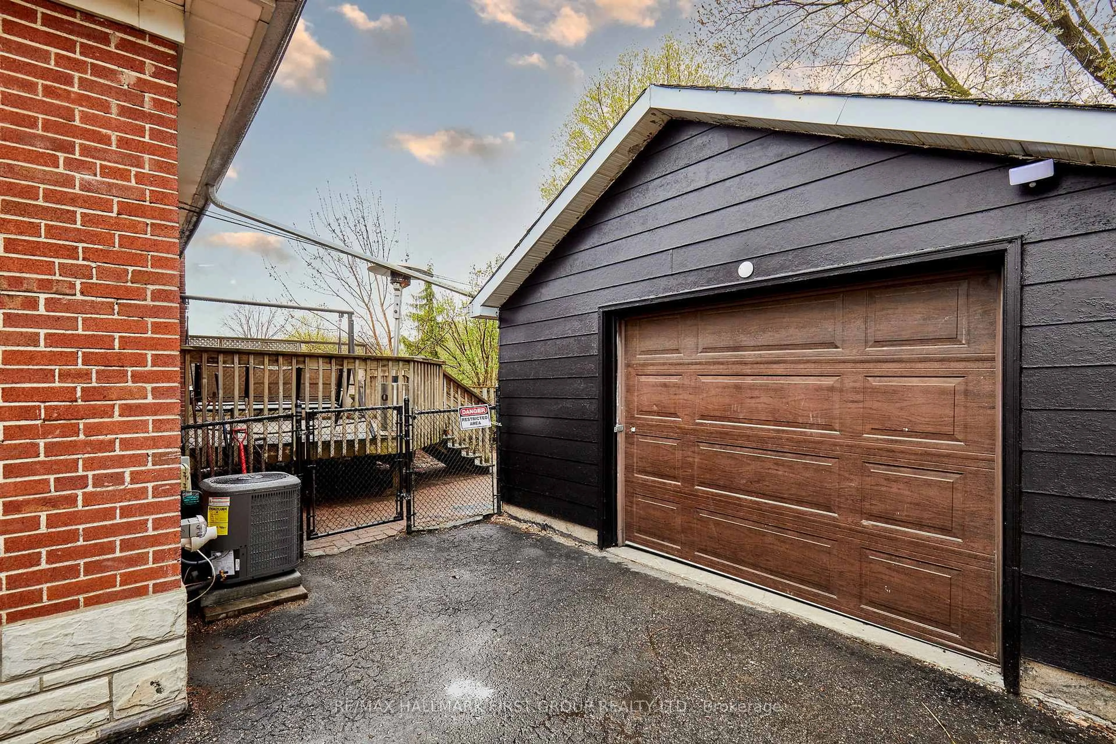 Indoor garage for 295 Baldwin St, Oshawa Ontario L1H 6H5